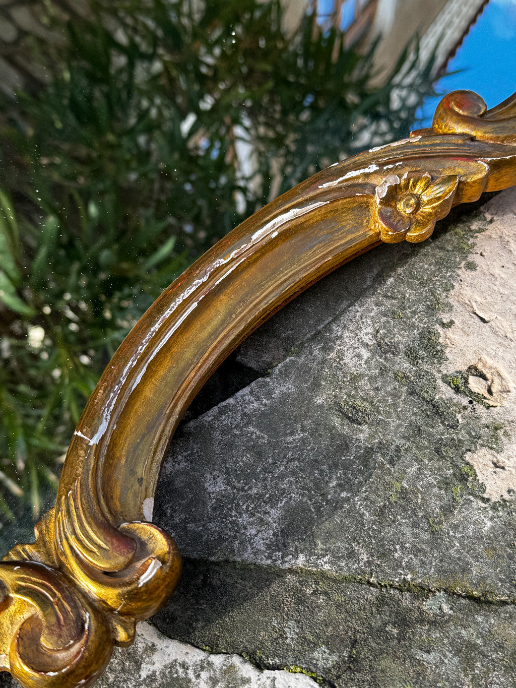 Velké starožitné zrcadlo ve zdobené rámu zlaté barvy