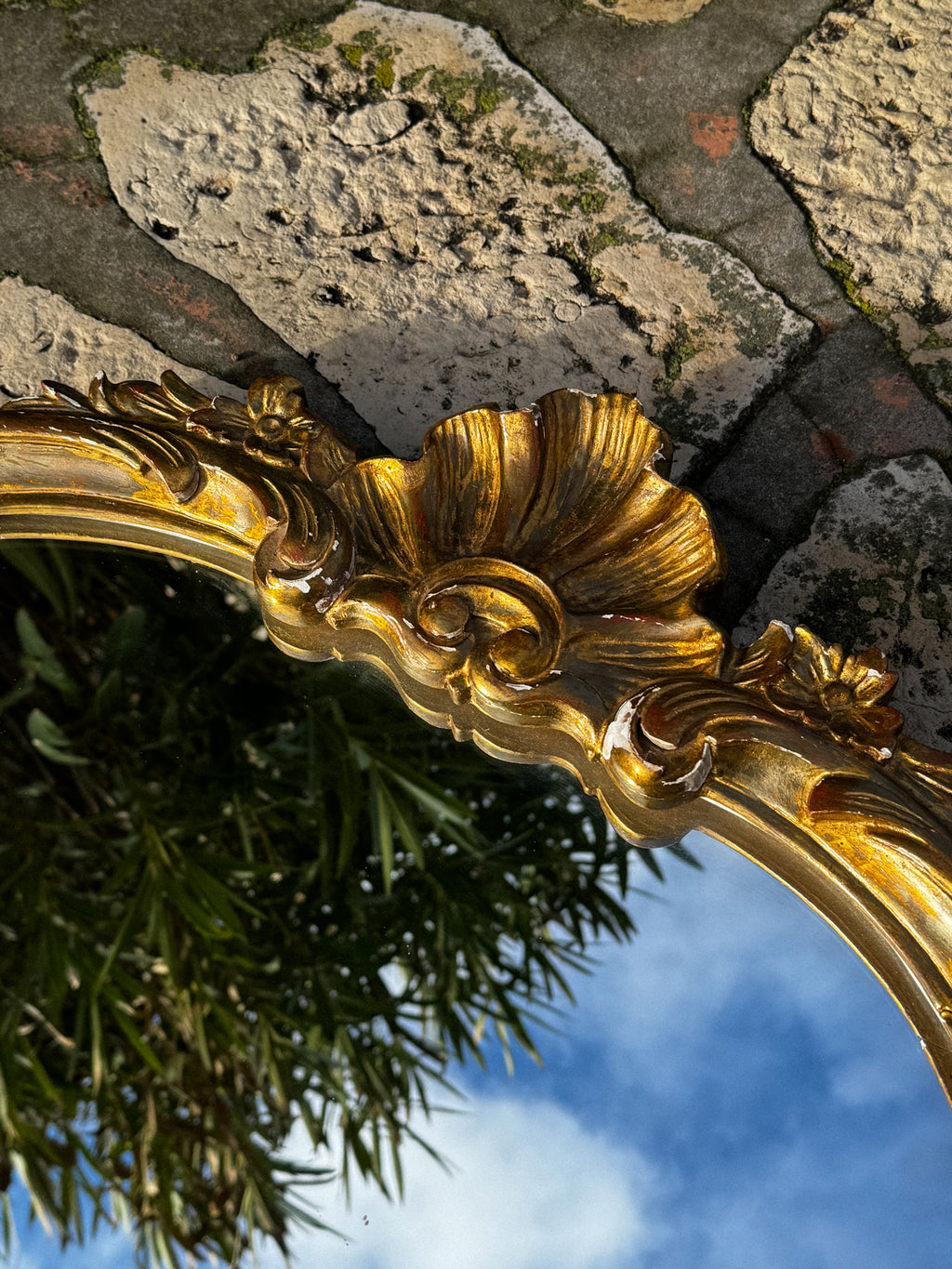 Velké starožitné zrcadlo ve zdobené rámu zlaté barvy