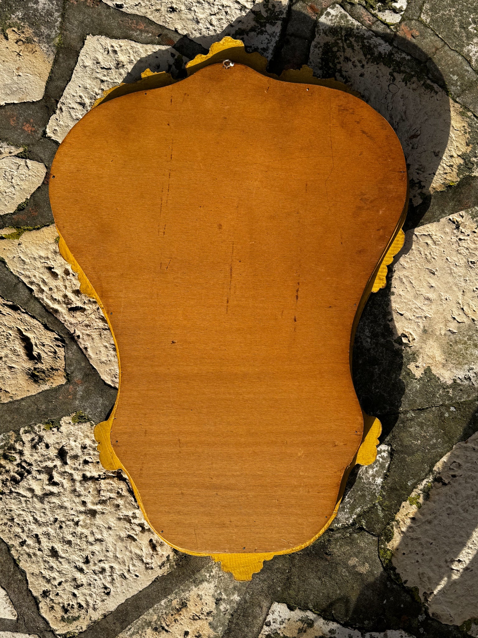 Velké starožitné zrcadlo ve zdobené rámu zlaté barvy