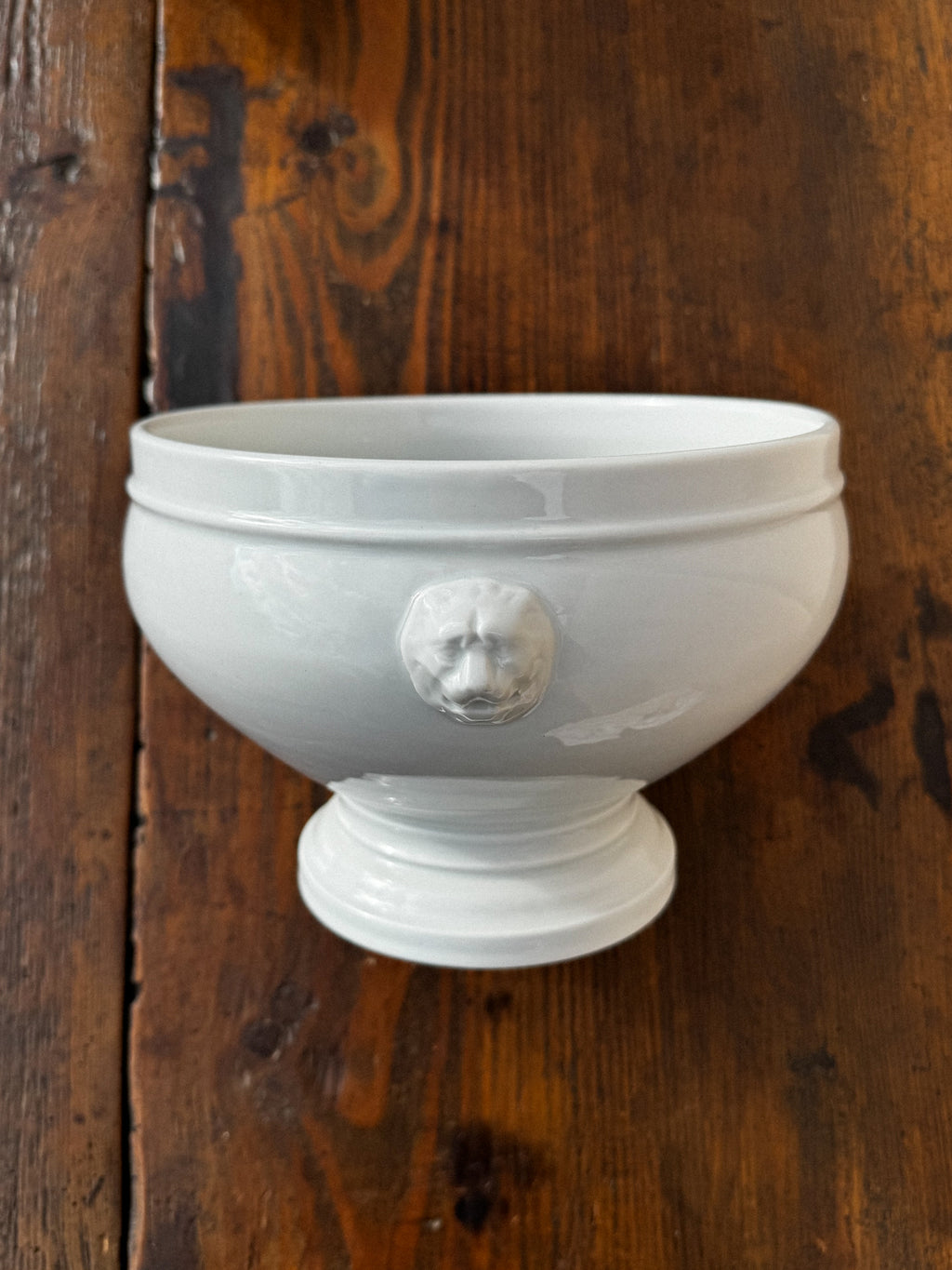 Velká keramická mísa s lvími hlavami