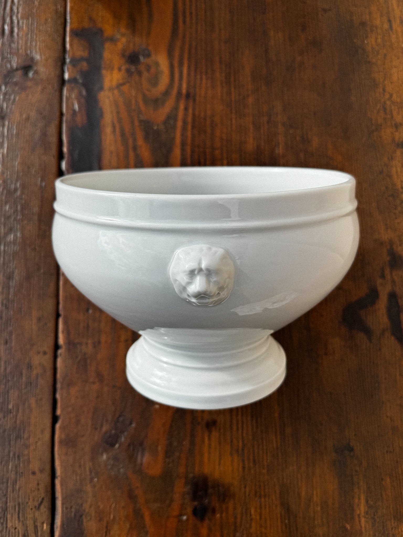 Velká keramická mísa s lvími hlavami