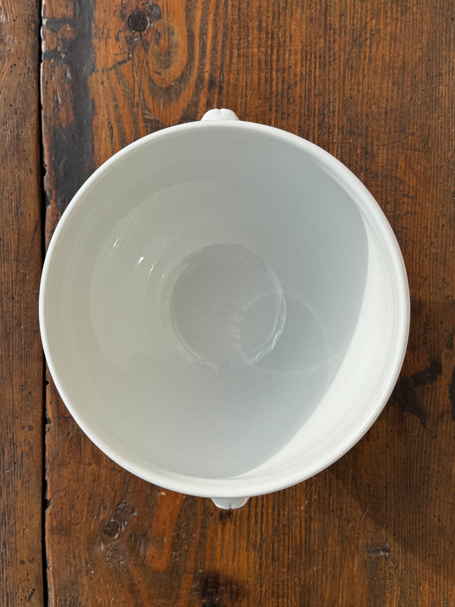 Velká keramická mísa s lvími hlavami