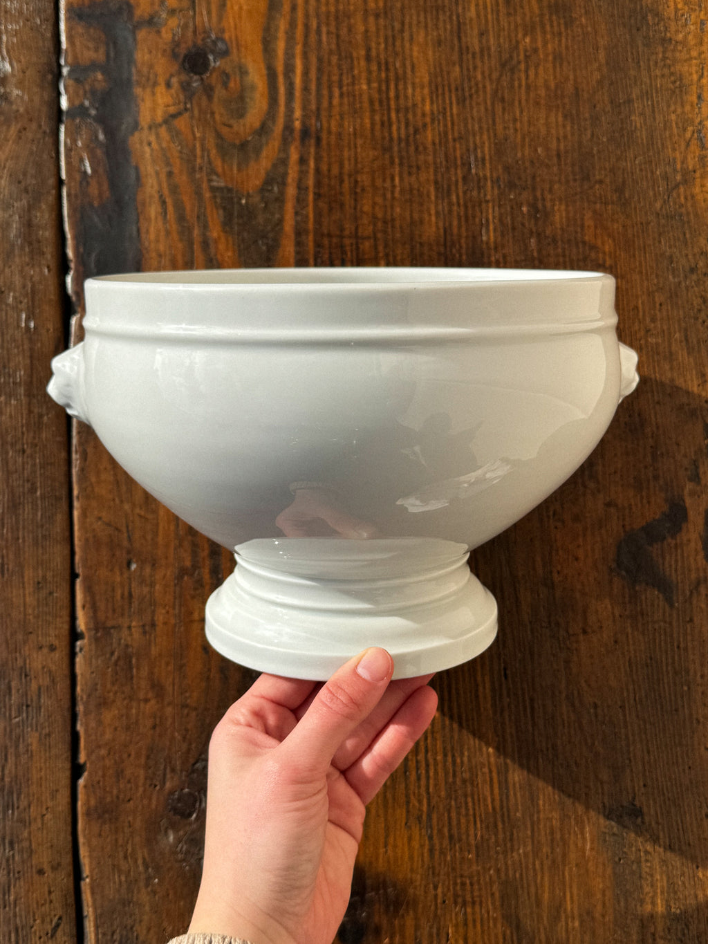 Velká keramická mísa s lvími hlavami