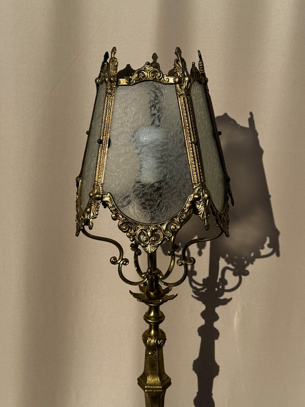 Starožitná lampa se skleněným stínidlem