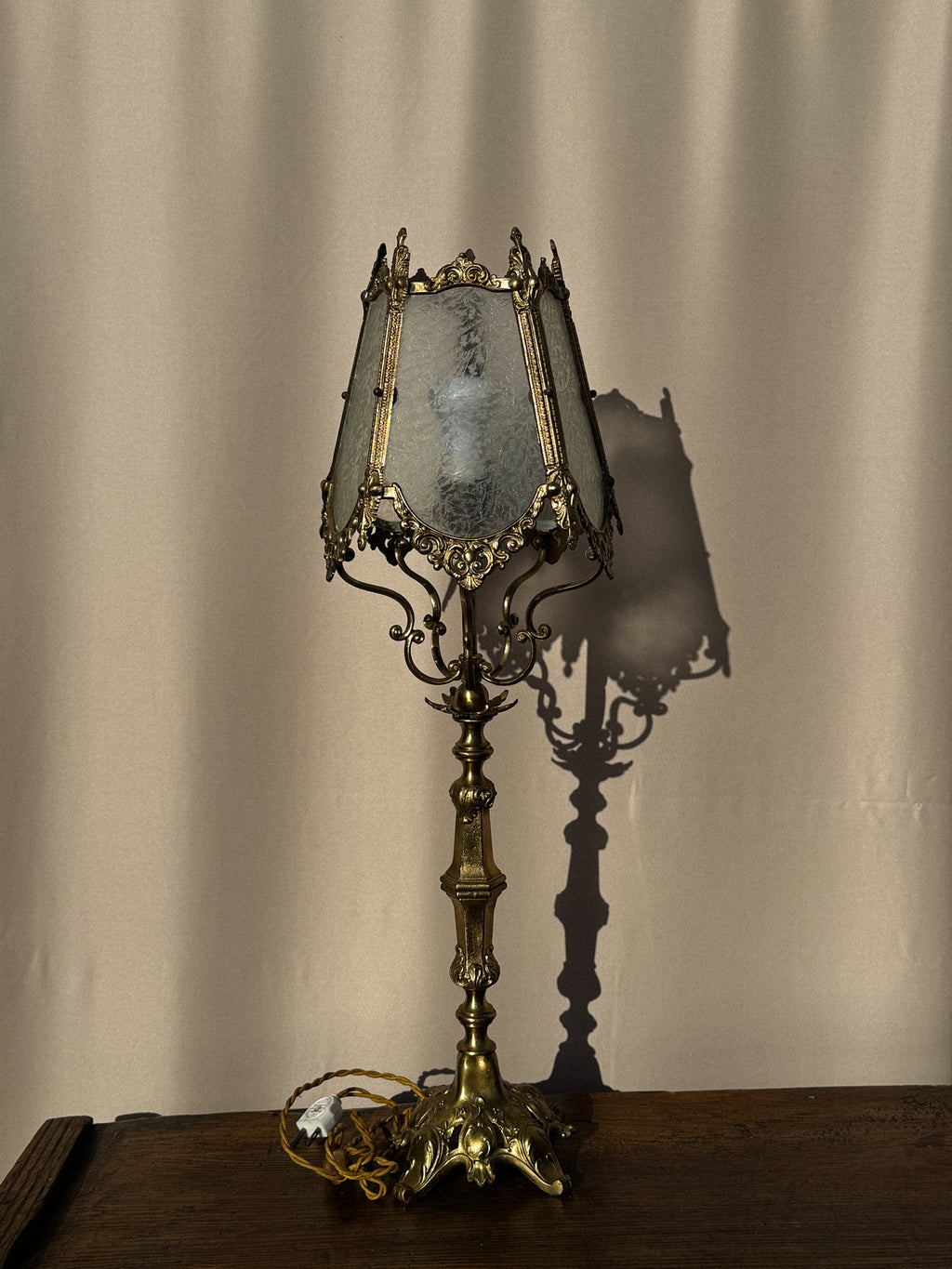 Starožitná lampa se skleněným stínidlem