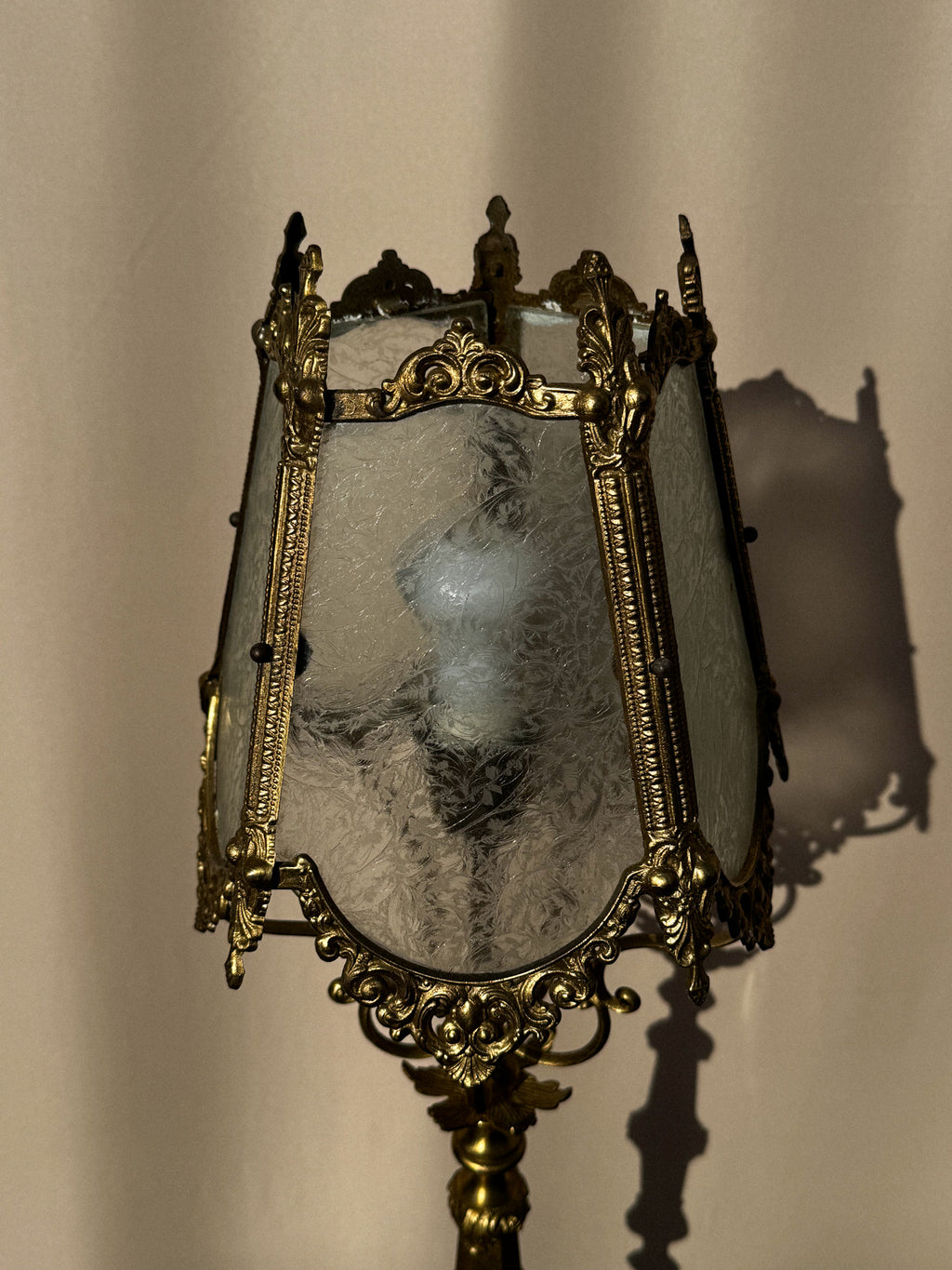 Starožitná lampa se skleněným stínidlem