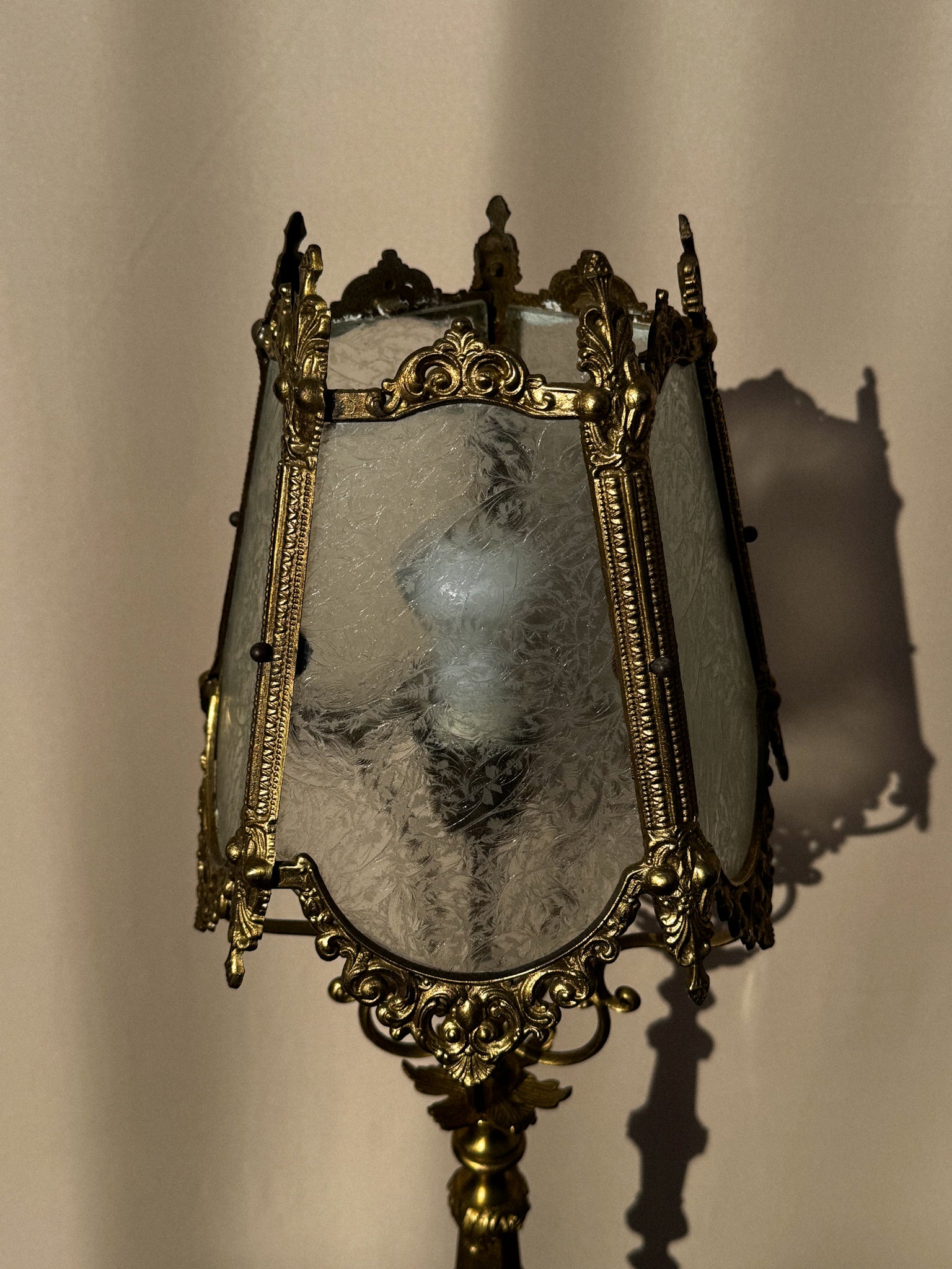 Starožitná lampa se skleněným stínidlem