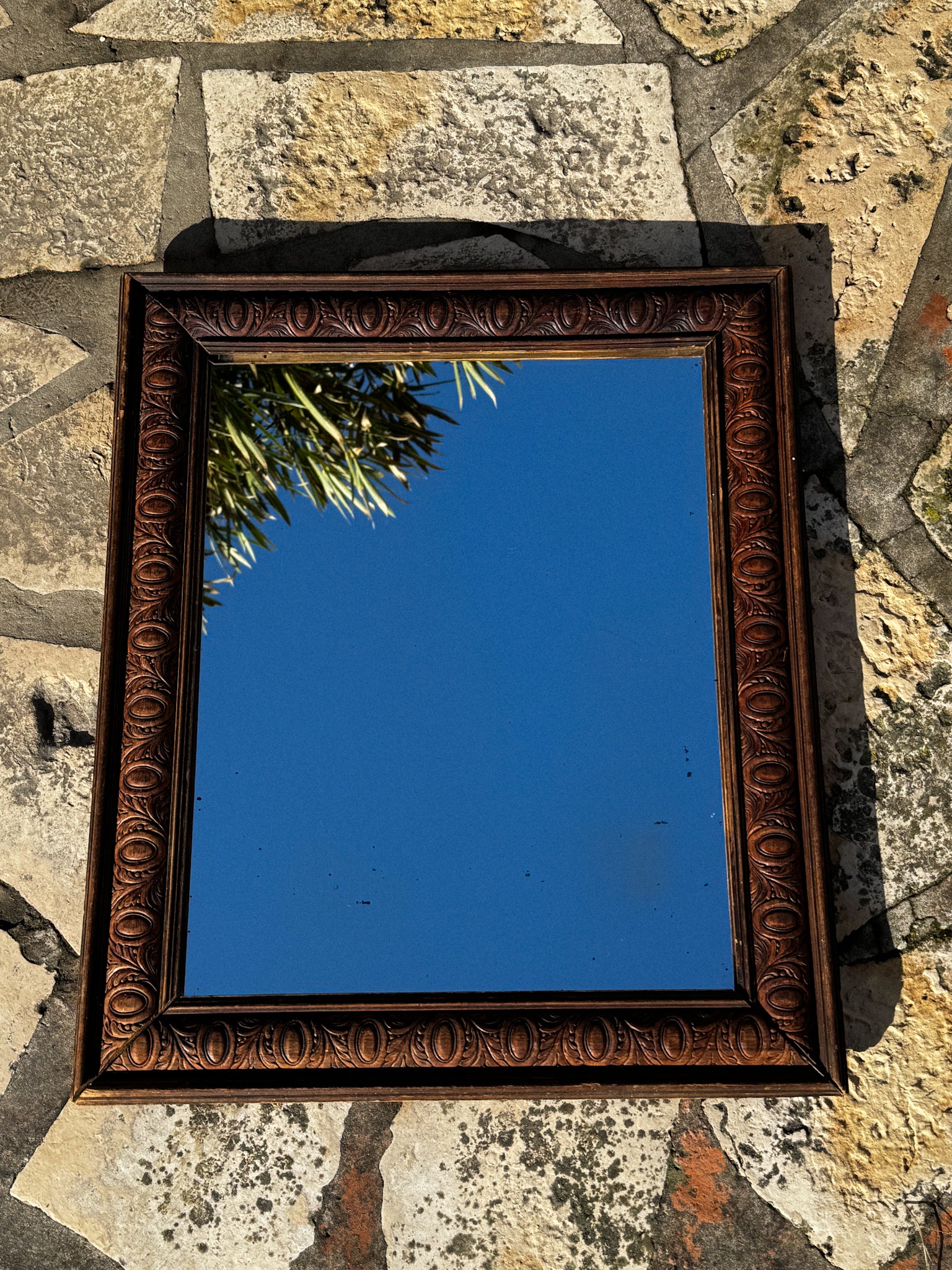 Starožitné dřevěné zrcadlo s vyřezávaným rámem