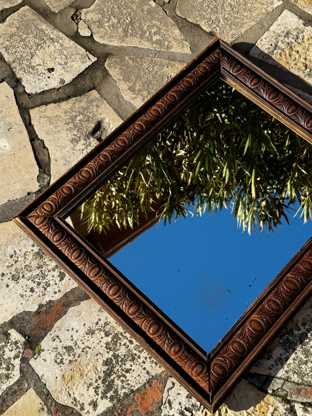 Starožitné dřevěné zrcadlo s vyřezávaným rámem