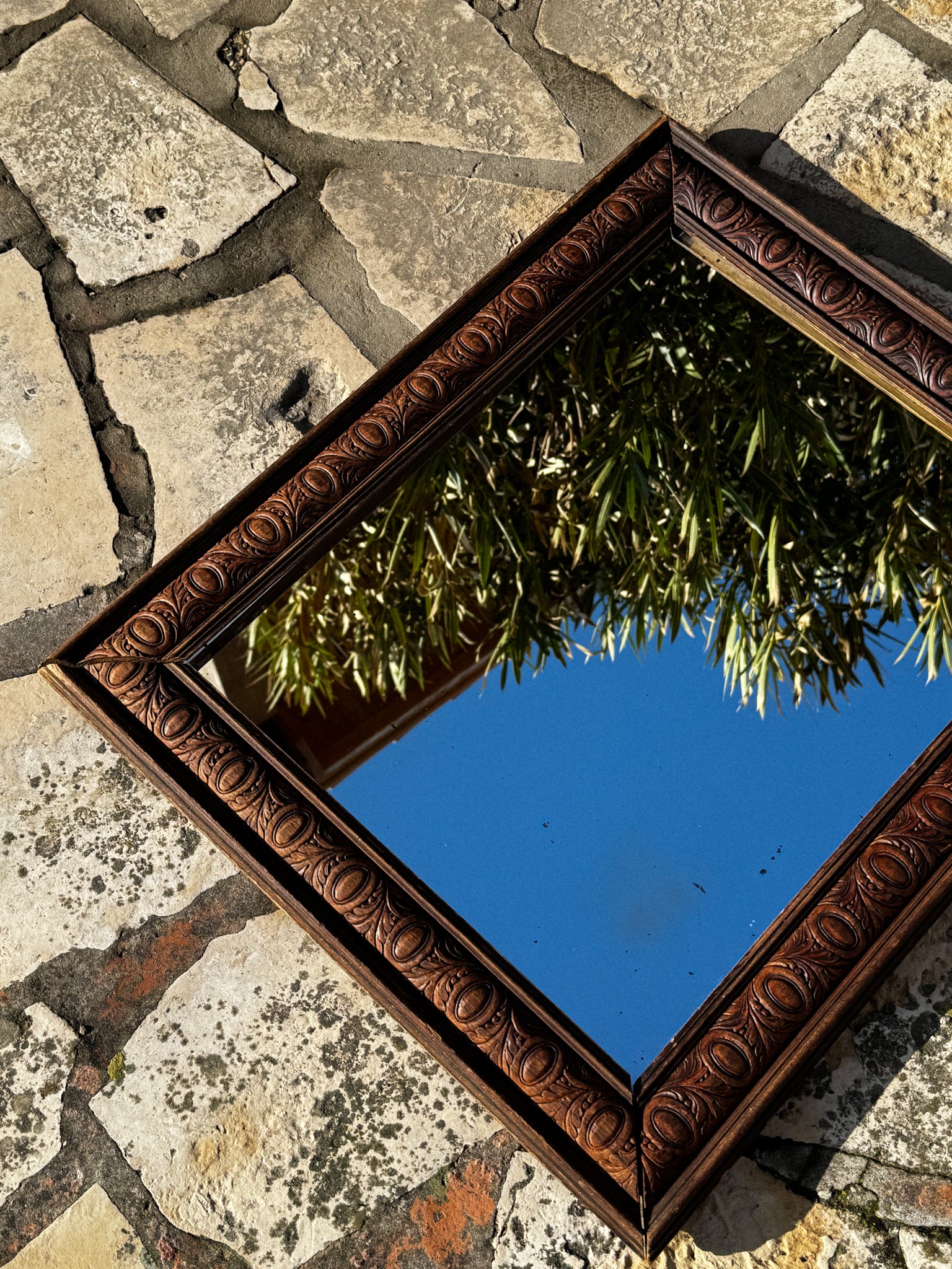 Starožitné dřevěné zrcadlo s vyřezávaným rámem