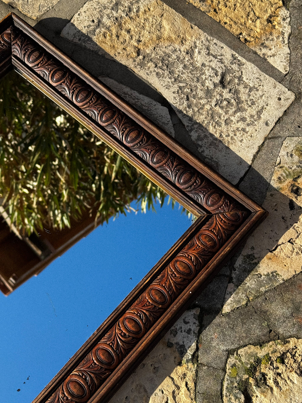 Starožitné dřevěné zrcadlo s vyřezávaným rámem