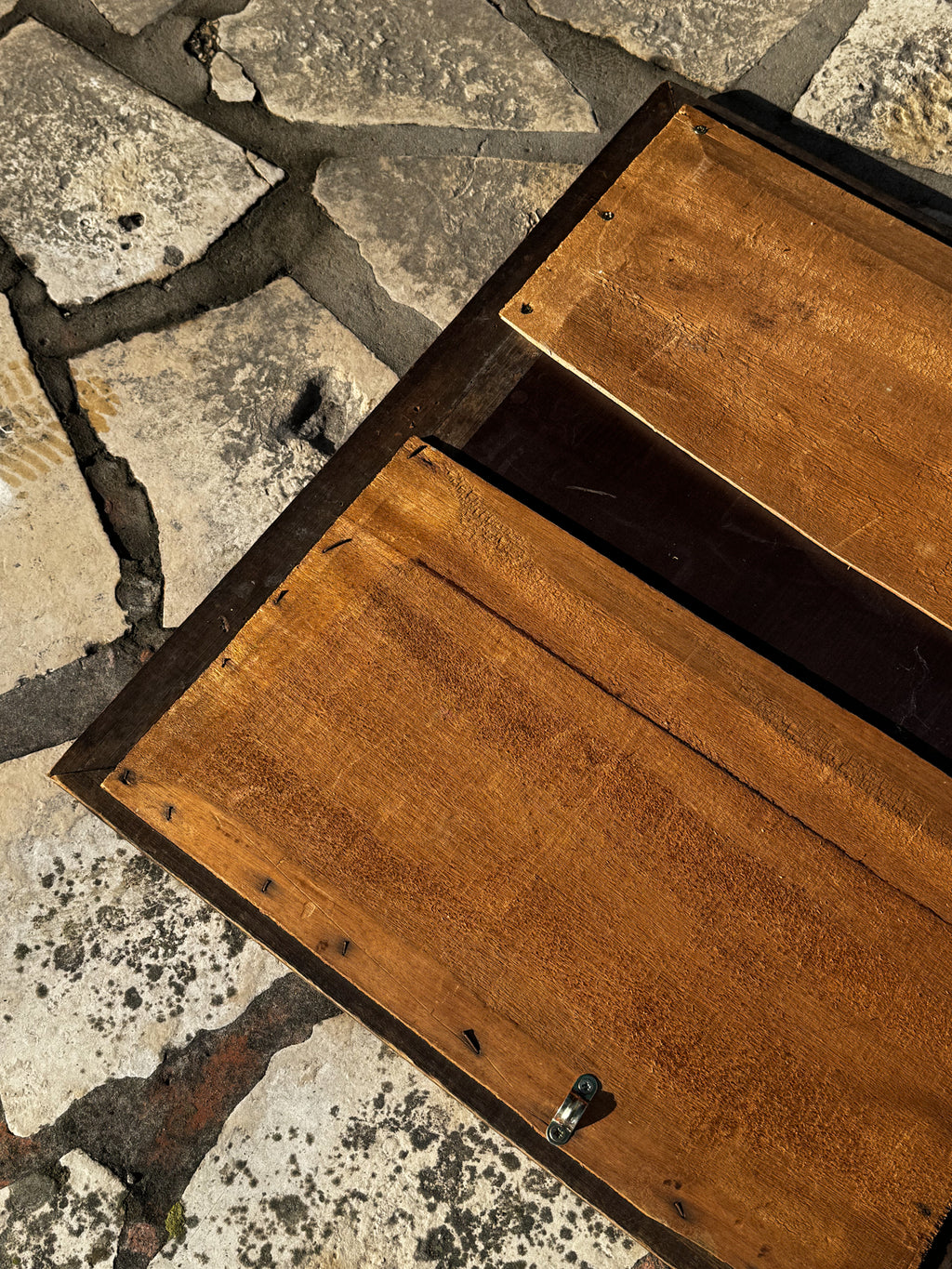 Starožitné dřevěné zrcadlo s vyřezávaným rámem