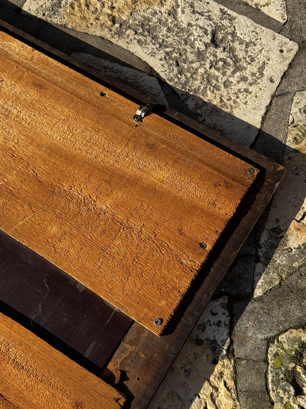 Starožitné dřevěné zrcadlo s vyřezávaným rámem