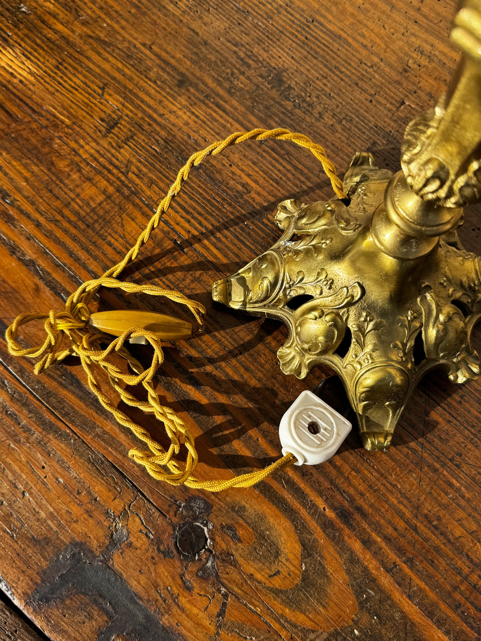 Starožitná lampa se skleněným stínidlem