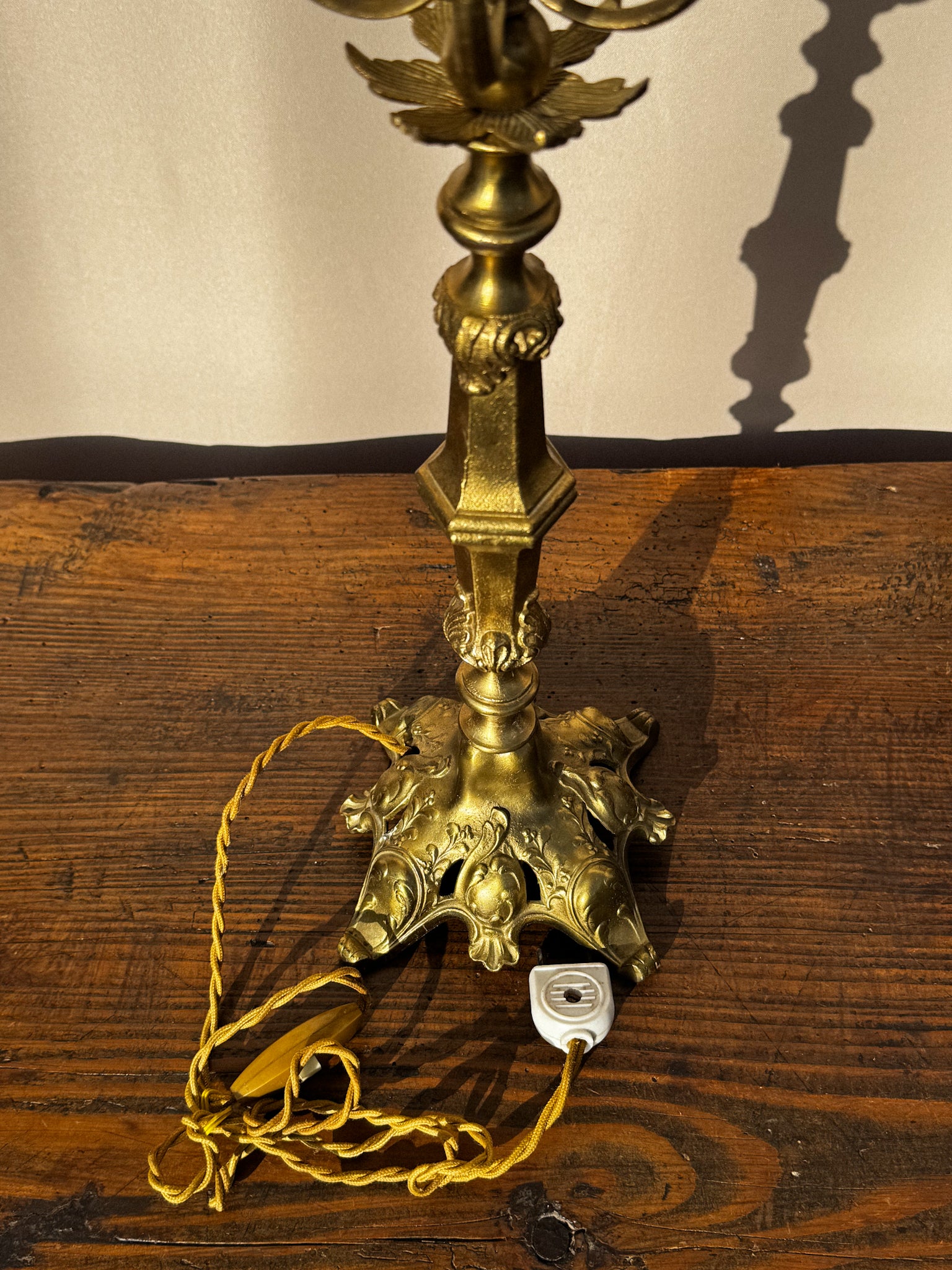 Starožitná lampa se skleněným stínidlem