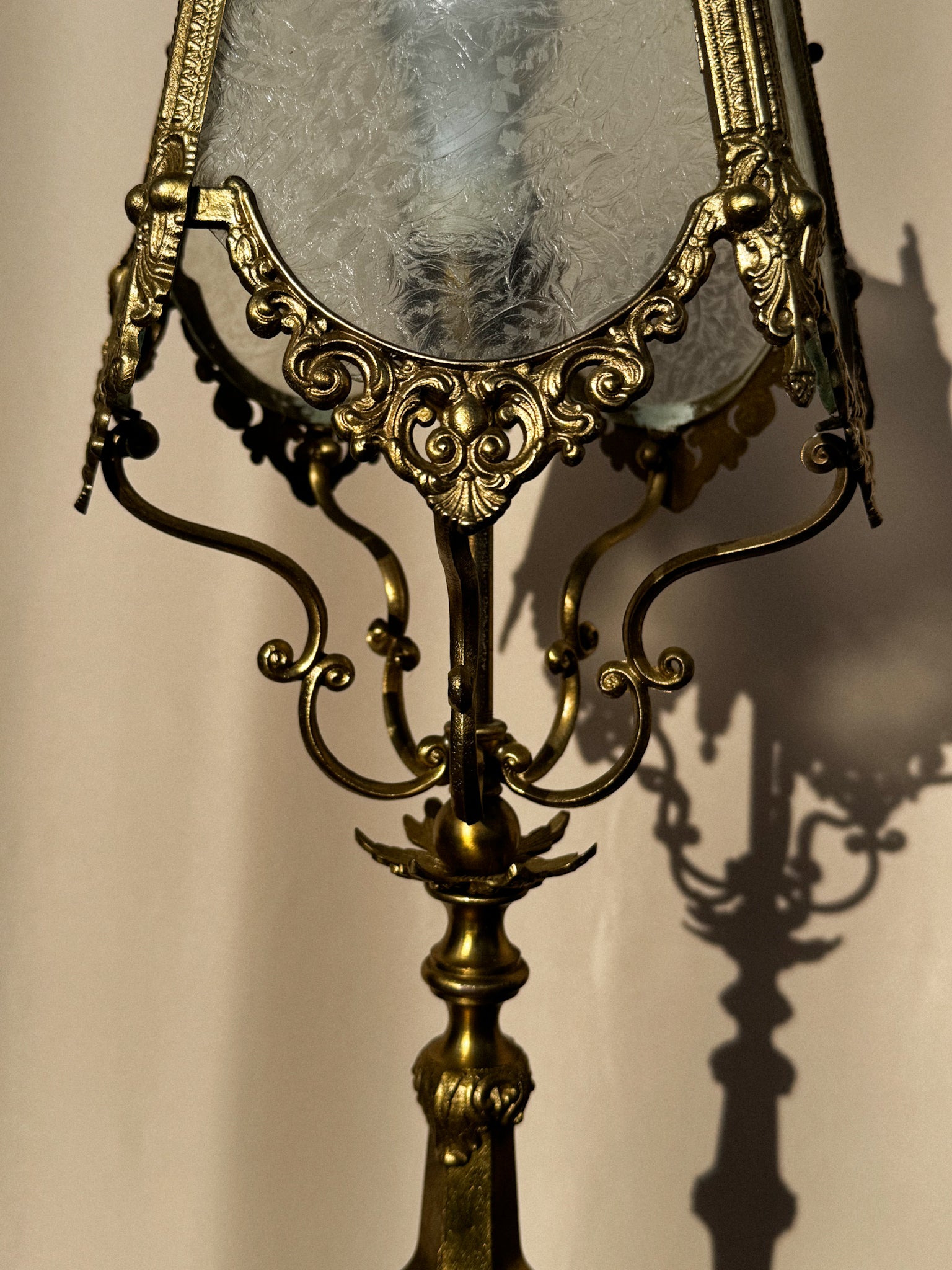 Starožitná lampa se skleněným stínidlem