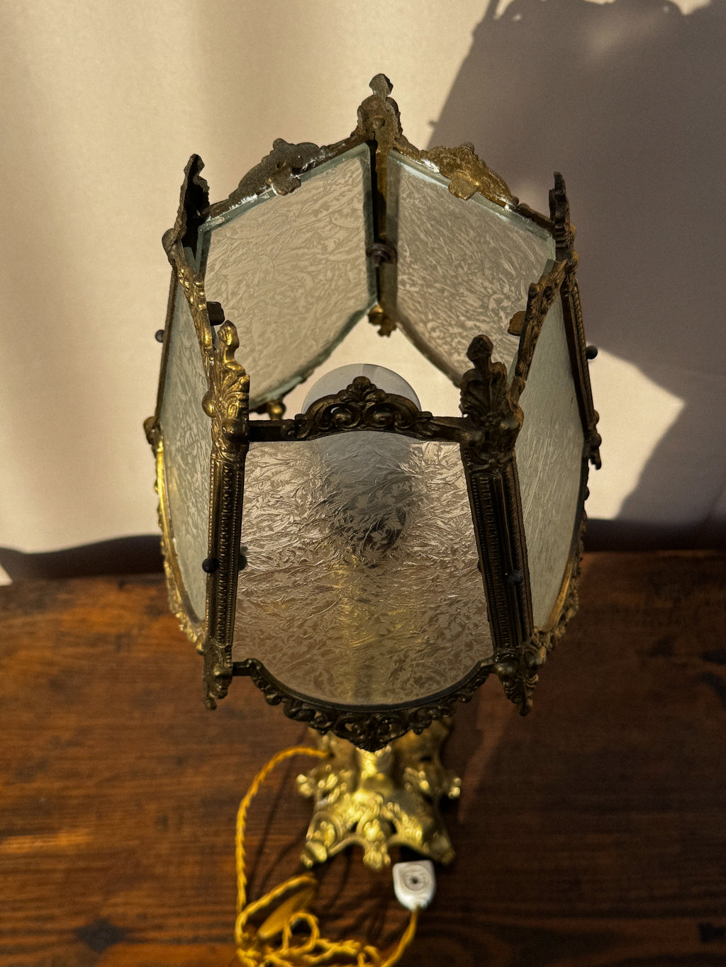 Starožitná lampa se skleněným stínidlem