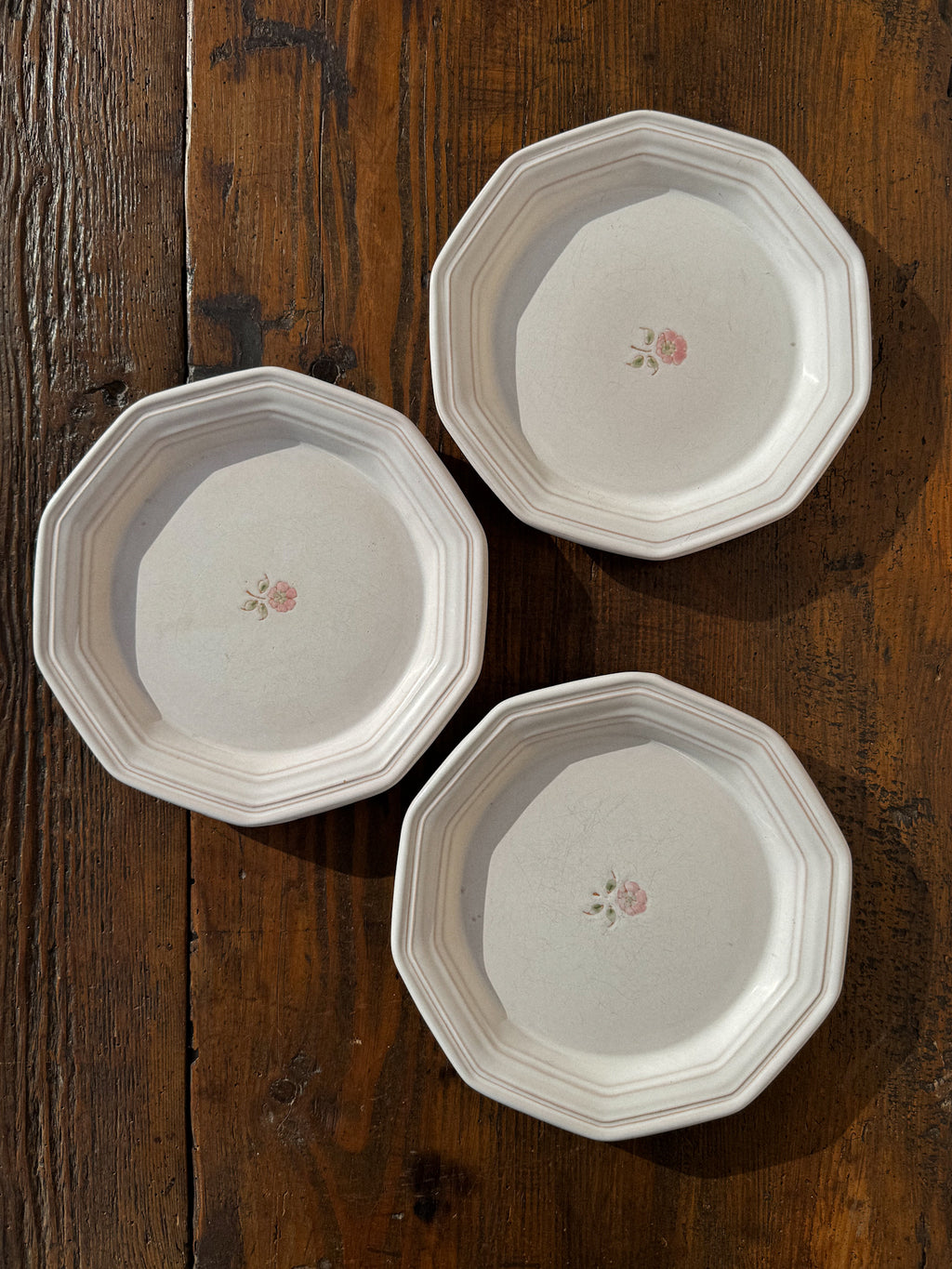 Sada 3 fajánsových talířů Niderviller s květinovým detailem