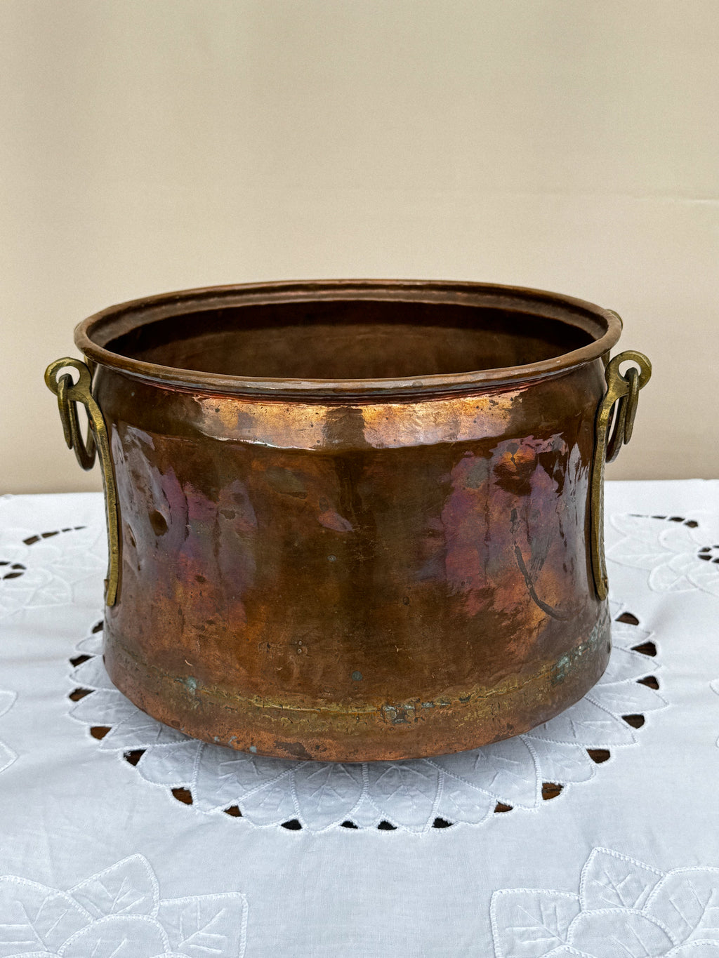 Starožitný měděný kotlík s mosaznými uchy
