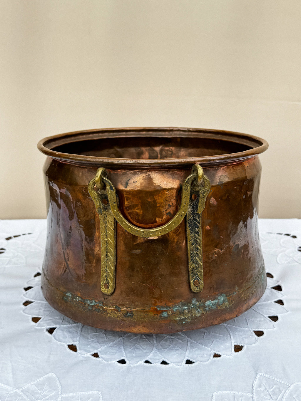 Starožitný měděný kotlík s mosaznými uchy