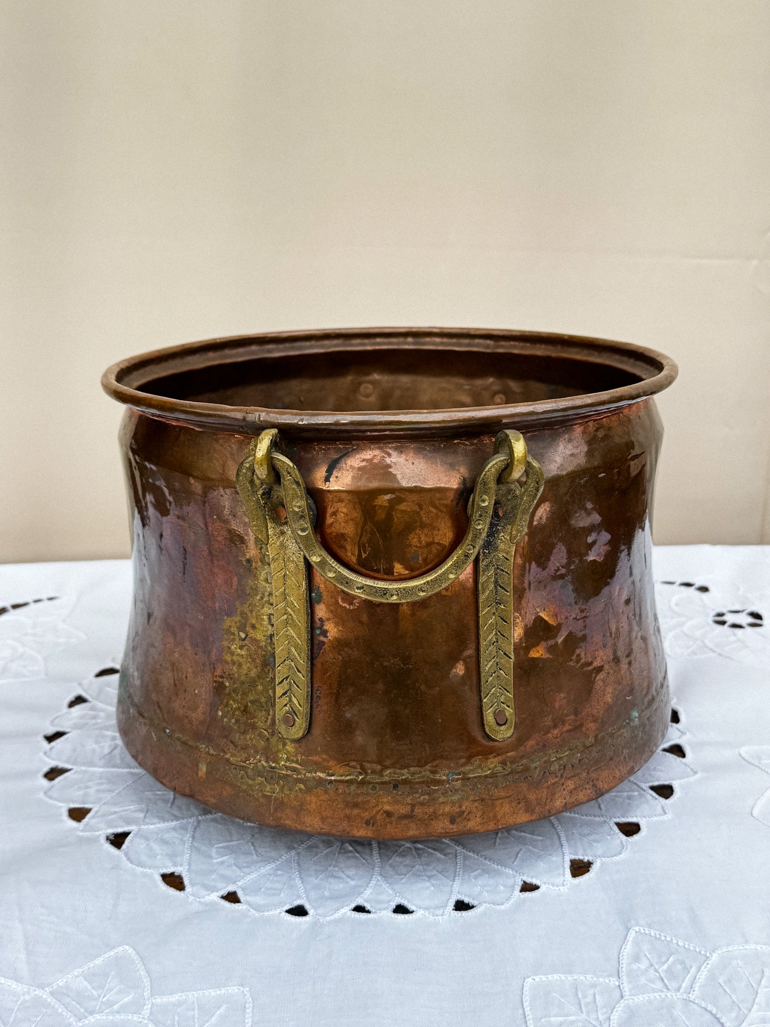 Starožitný měděný kotlík s mosaznými uchy