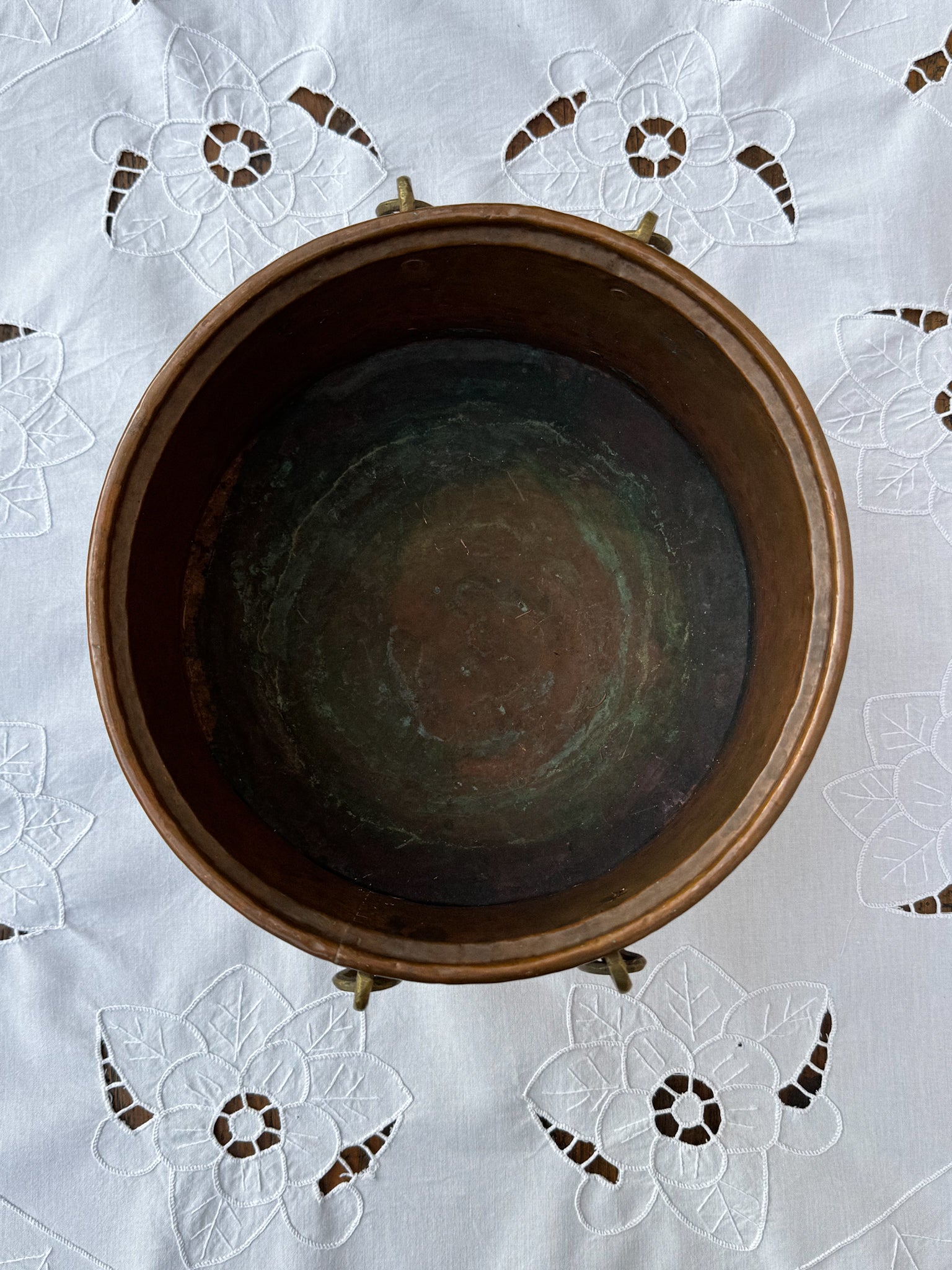 Starožitný měděný kotlík s mosaznými uchy