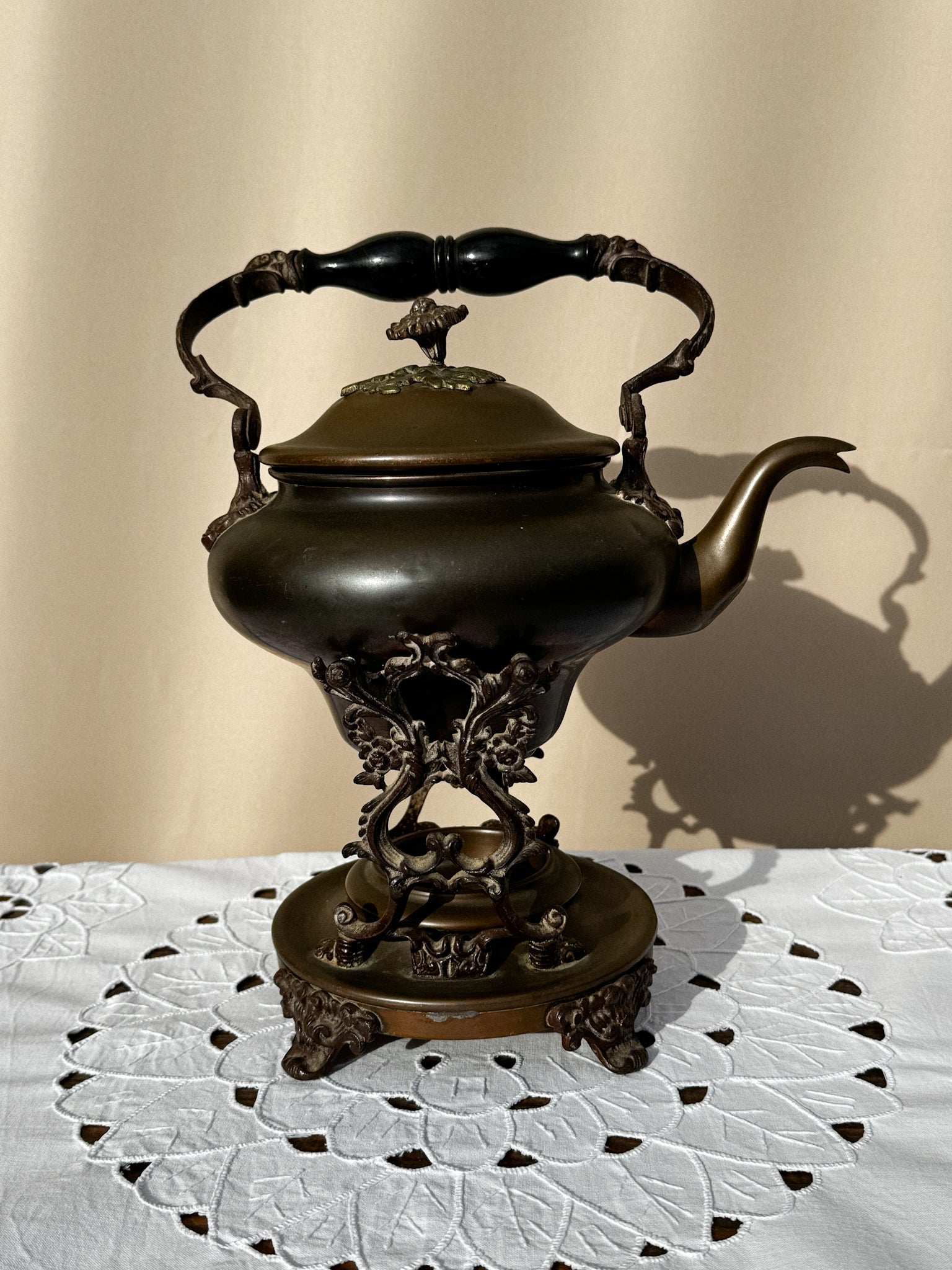 Měděná konvice s ohřívacím stojanem 19. století