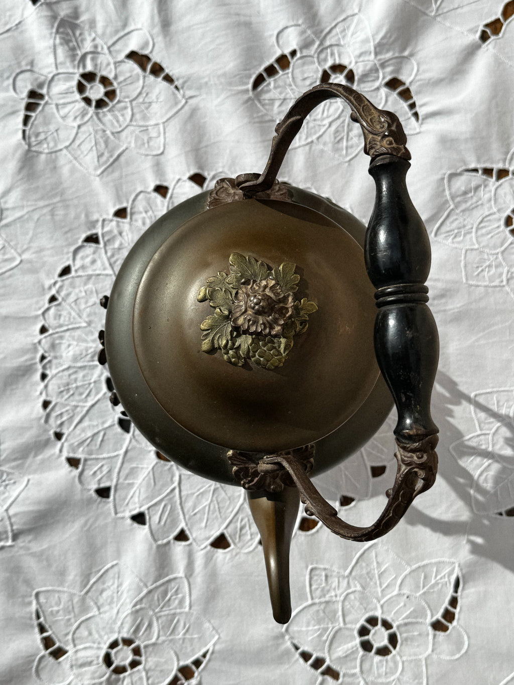 Měděná konvice s ohřívacím stojanem 19. století