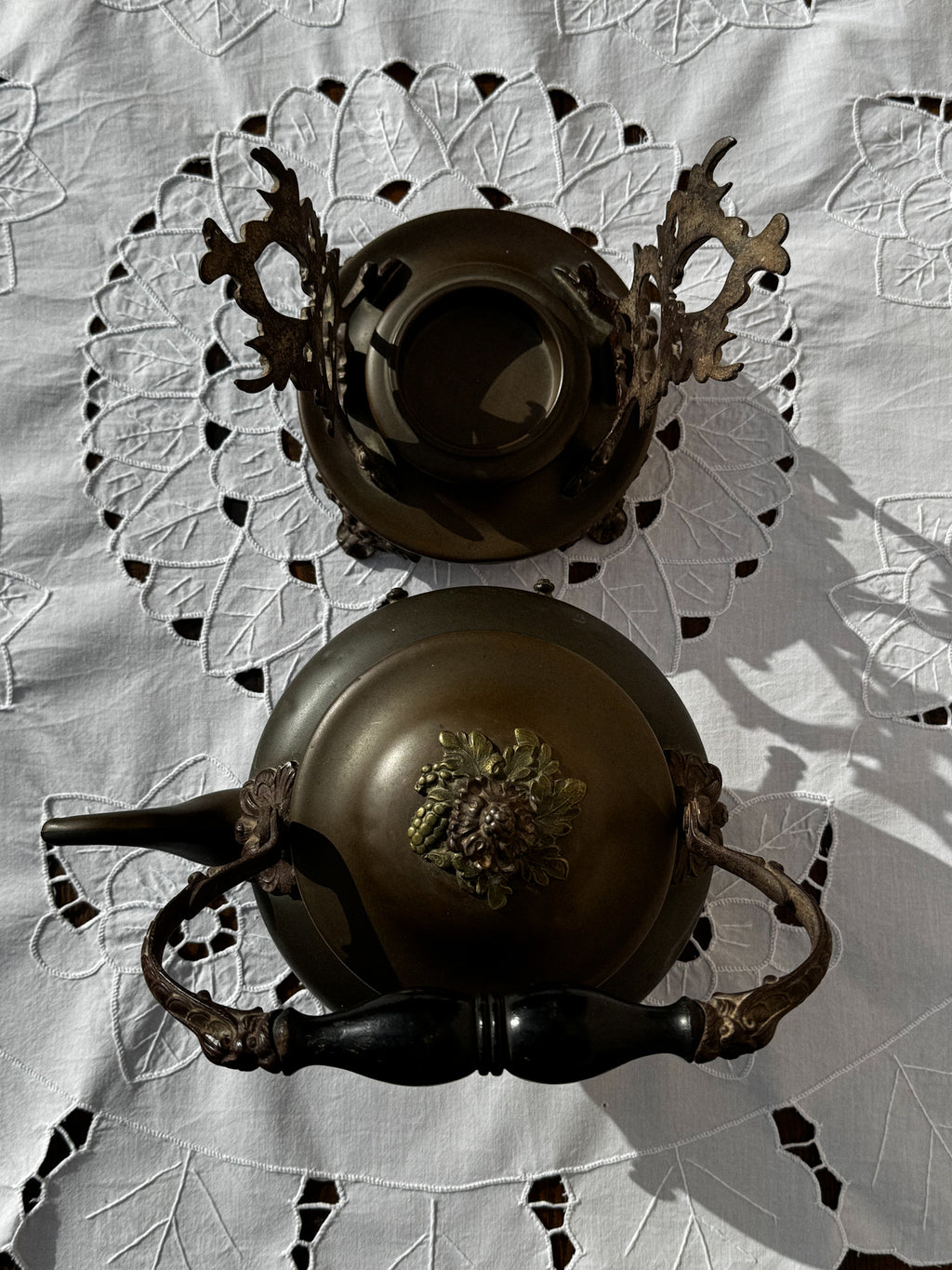 Měděná konvice s ohřívacím stojanem 19. století