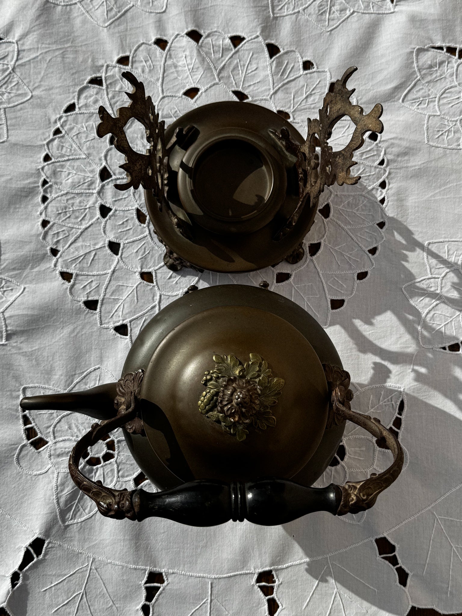 Měděná konvice s ohřívacím stojanem 19. století