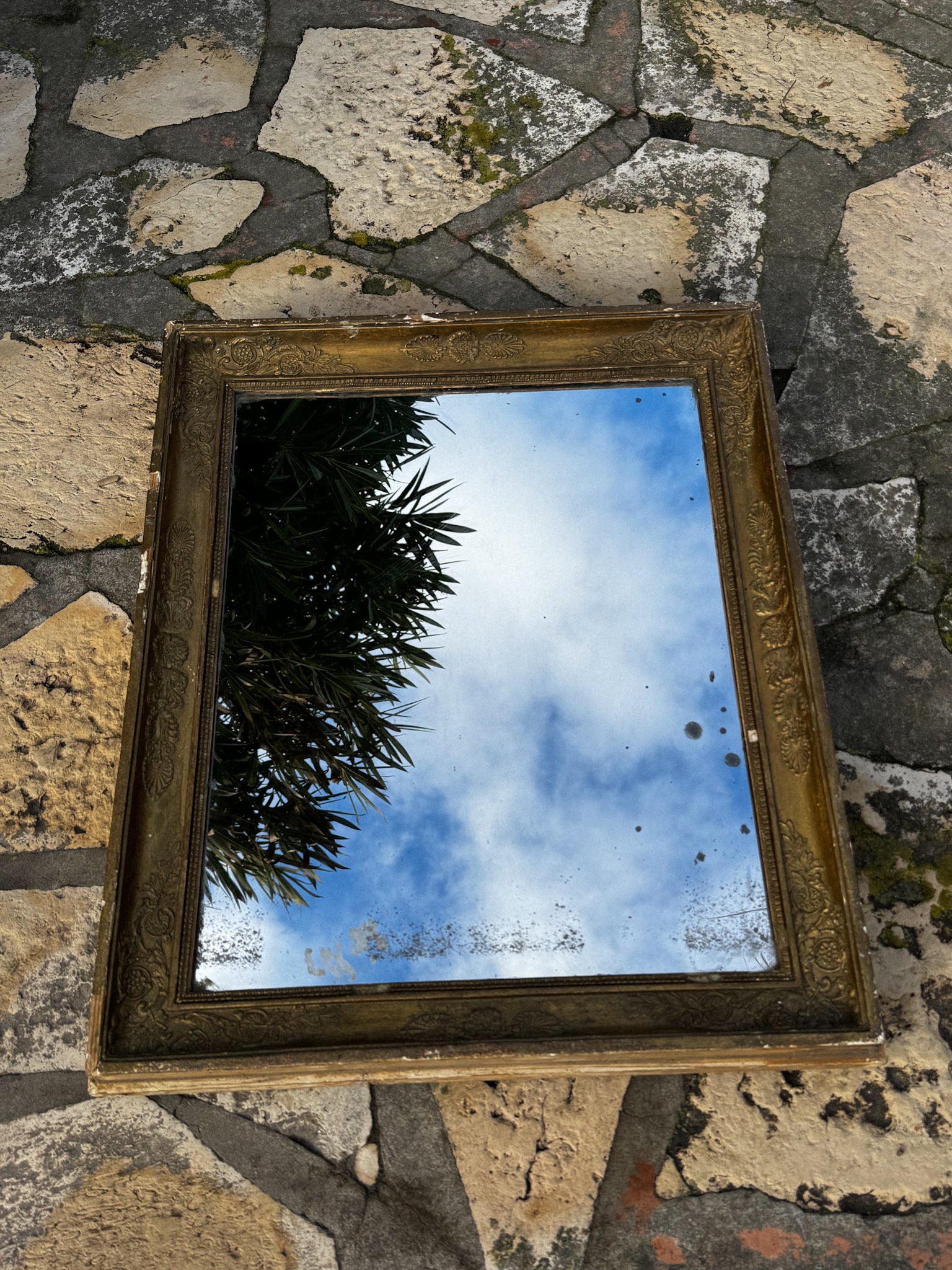 Velké francouzské zrcadlo v bohatě zdobeném rámu 19. století