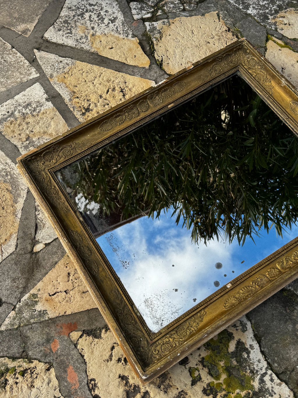 Velké francouzské zrcadlo v bohatě zdobeném rámu 19. století