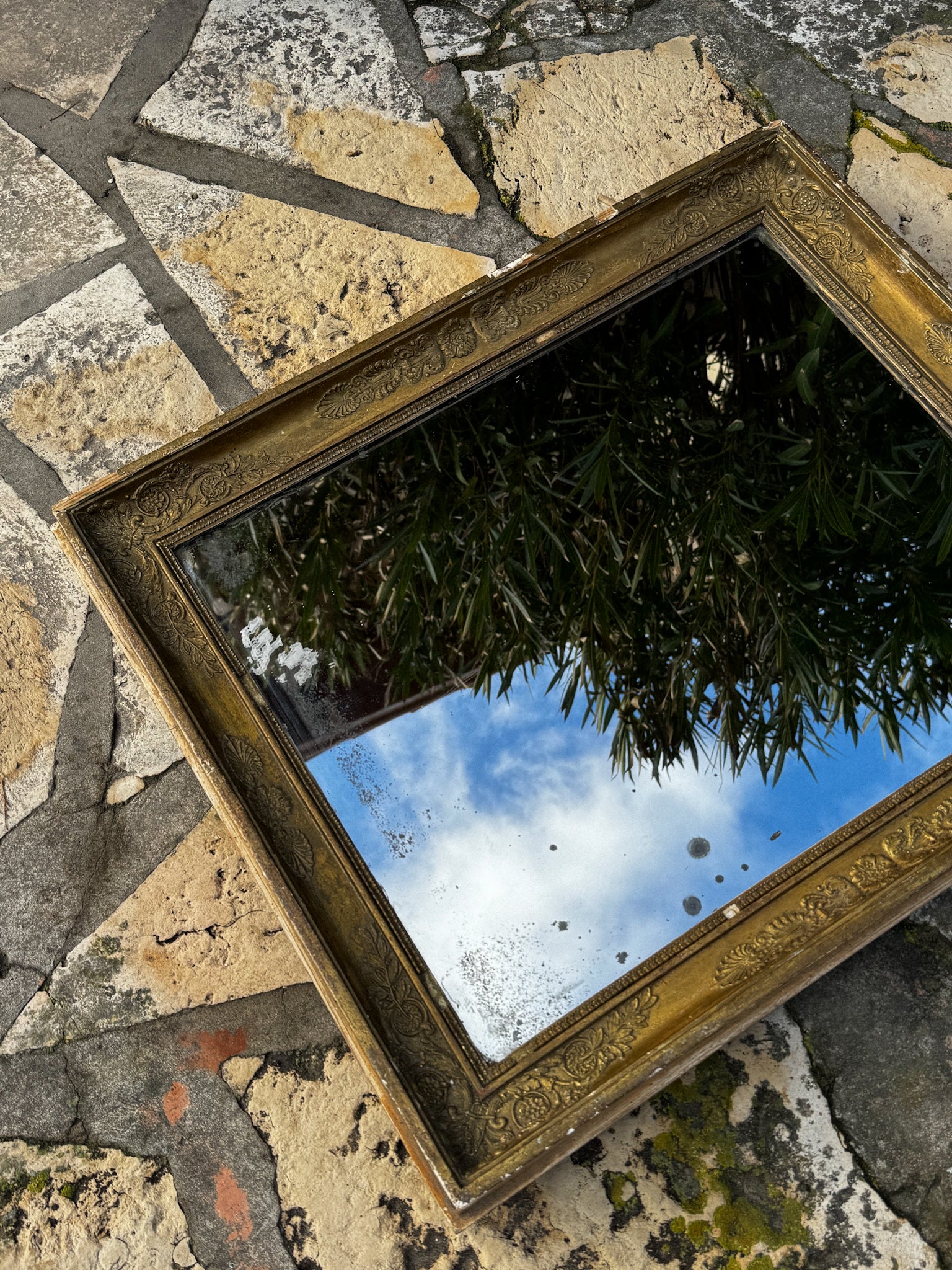 Velké francouzské zrcadlo v bohatě zdobeném rámu 19. století