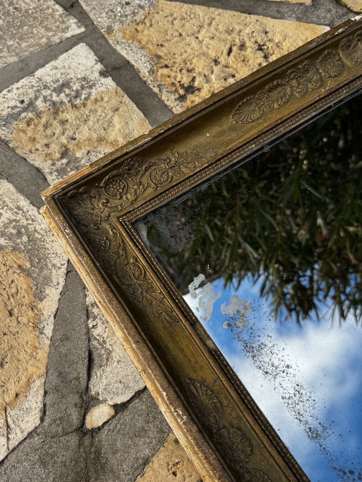 Velké francouzské zrcadlo v bohatě zdobeném rámu 19. století