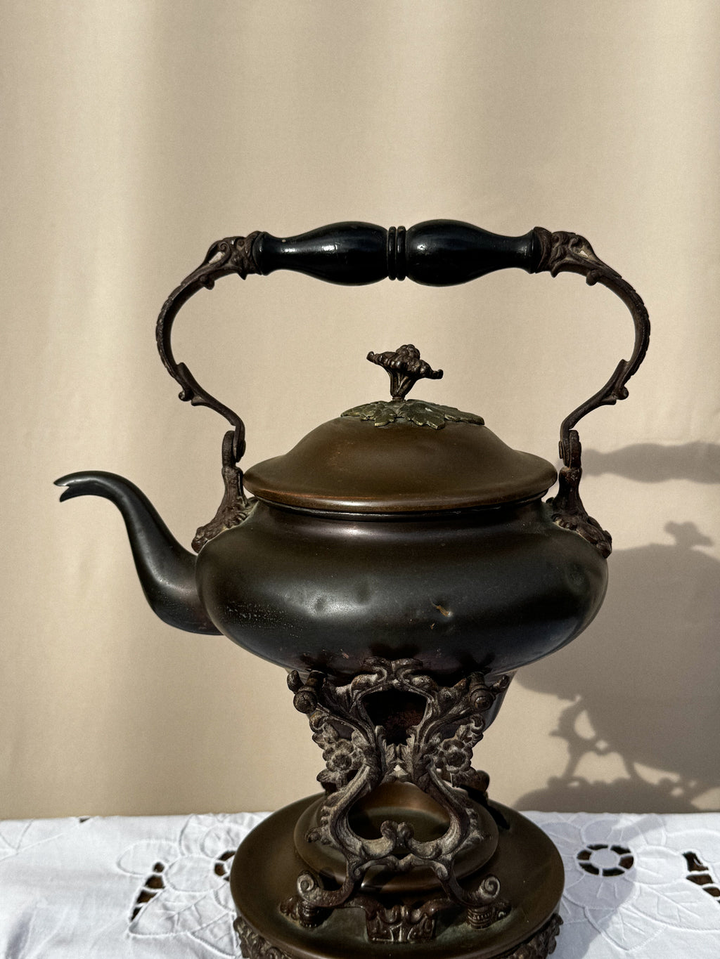 Měděná konvice s ohřívacím stojanem 19. století