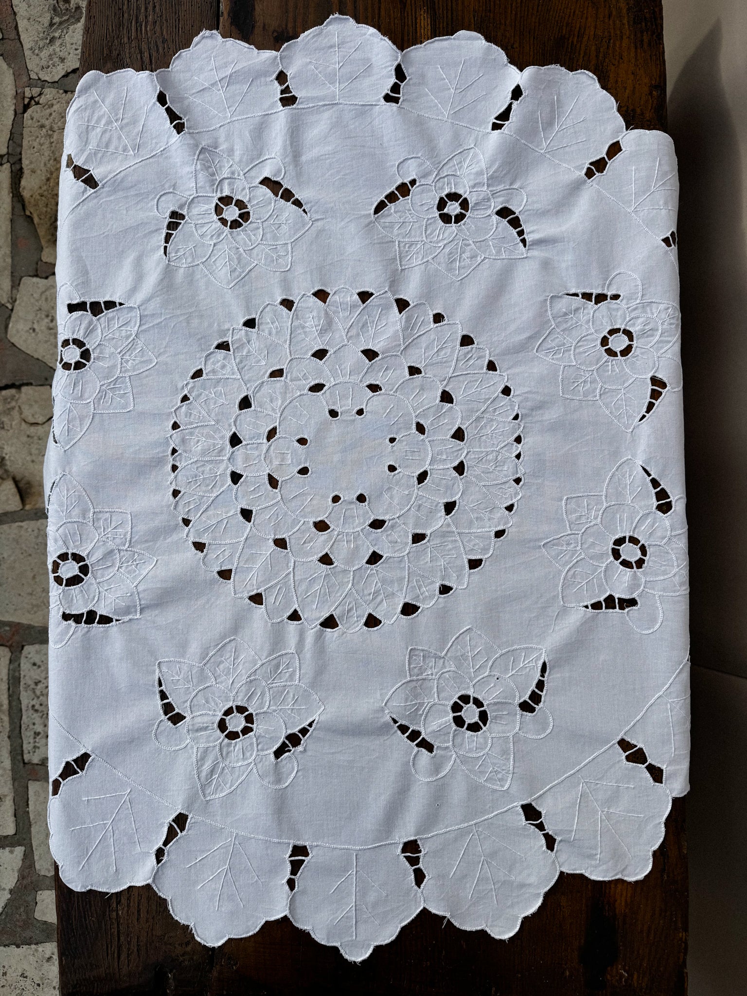 Kulatý vyšívaný ubrus 20. století