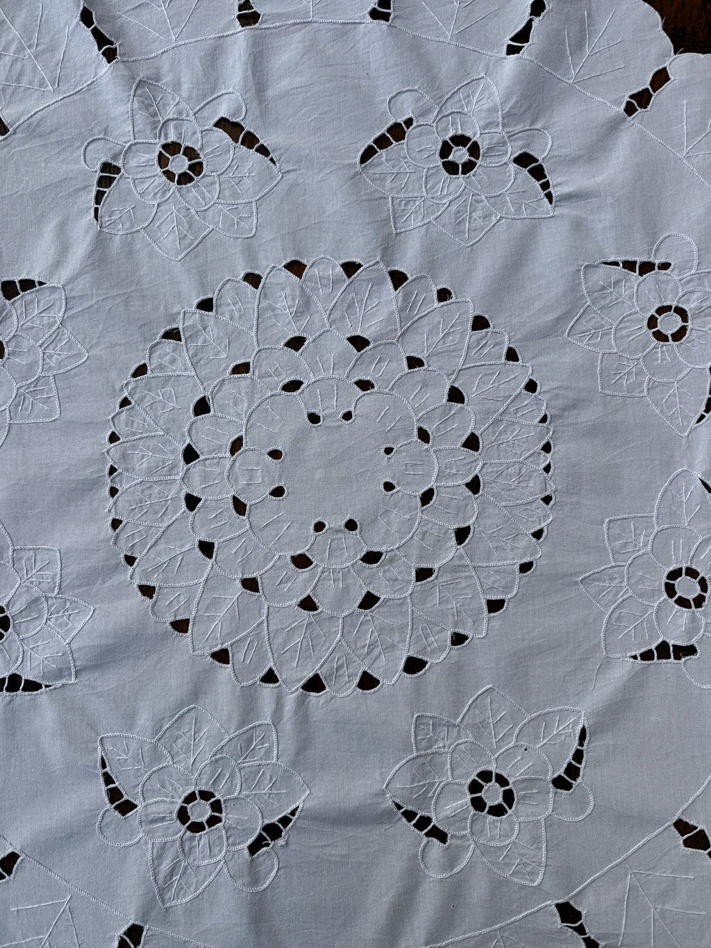 Kulatý vyšívaný ubrus 20. století