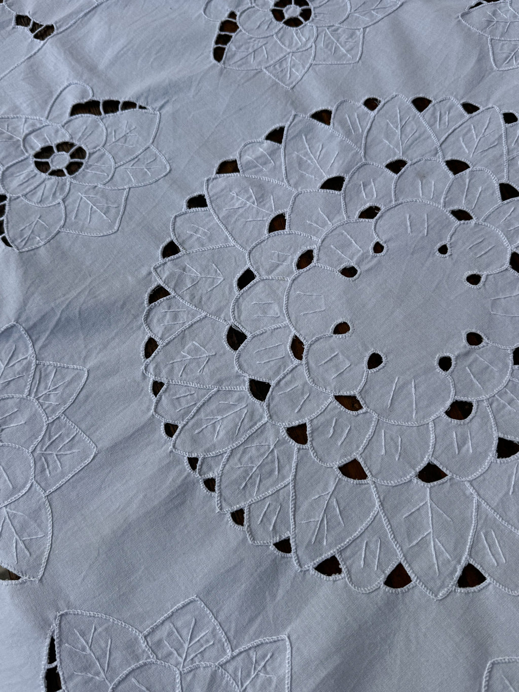 Kulatý vyšívaný ubrus 20. století