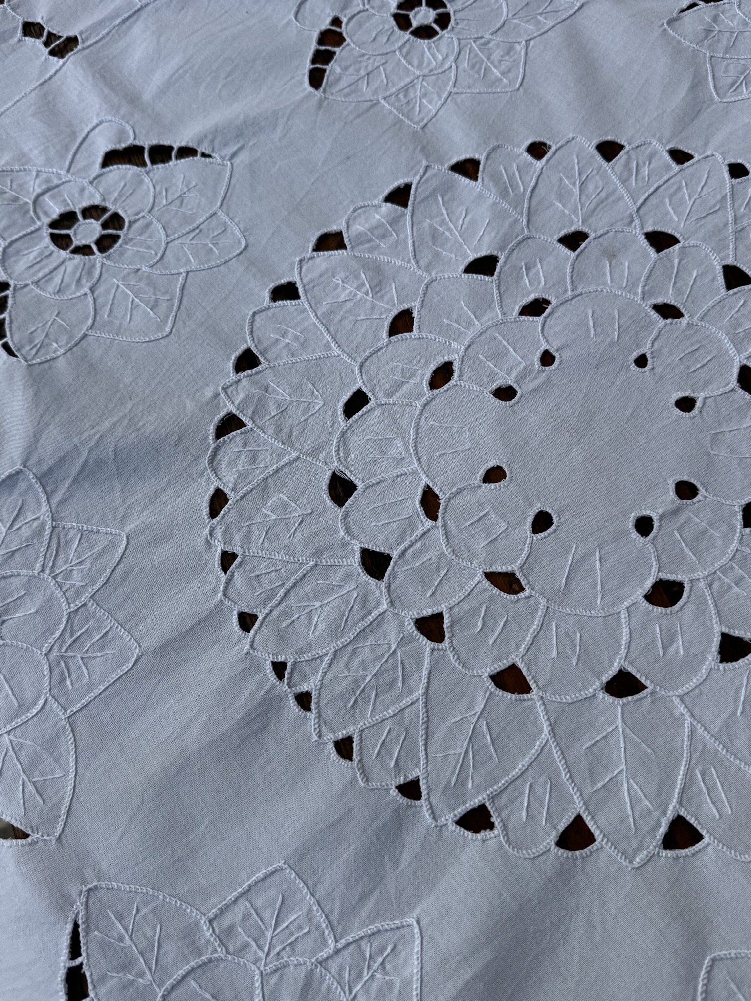 Kulatý vyšívaný ubrus 20. století