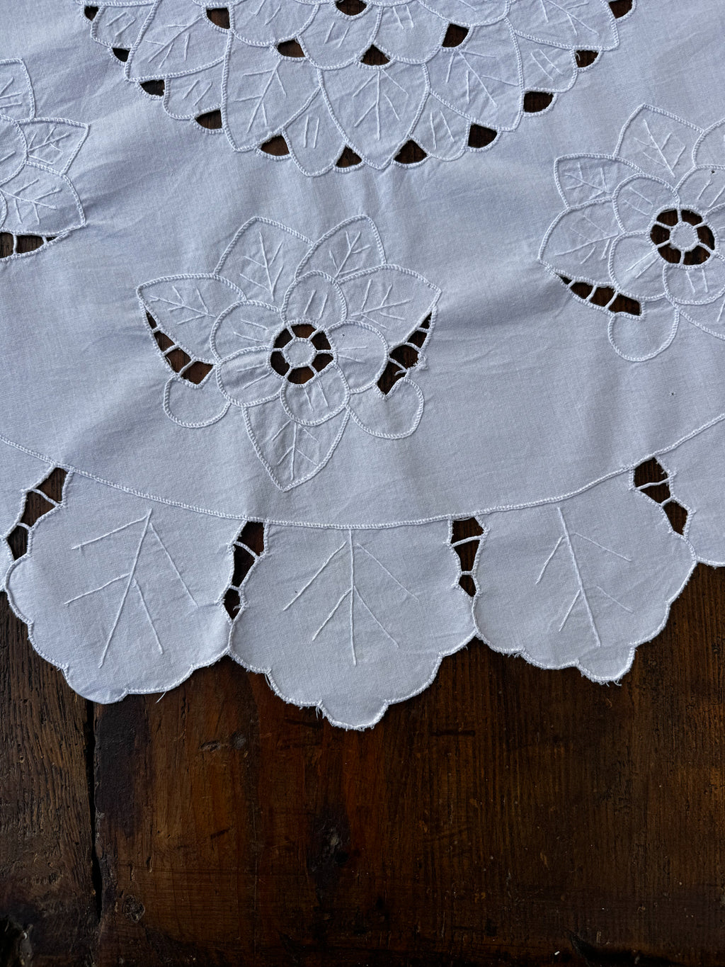 Kulatý vyšívaný ubrus 20. století