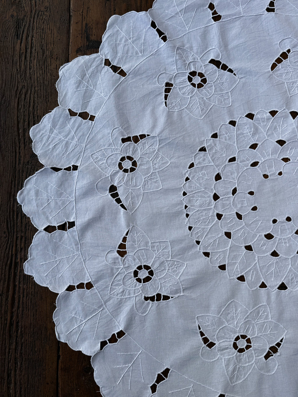 Kulatý vyšívaný ubrus 20. století