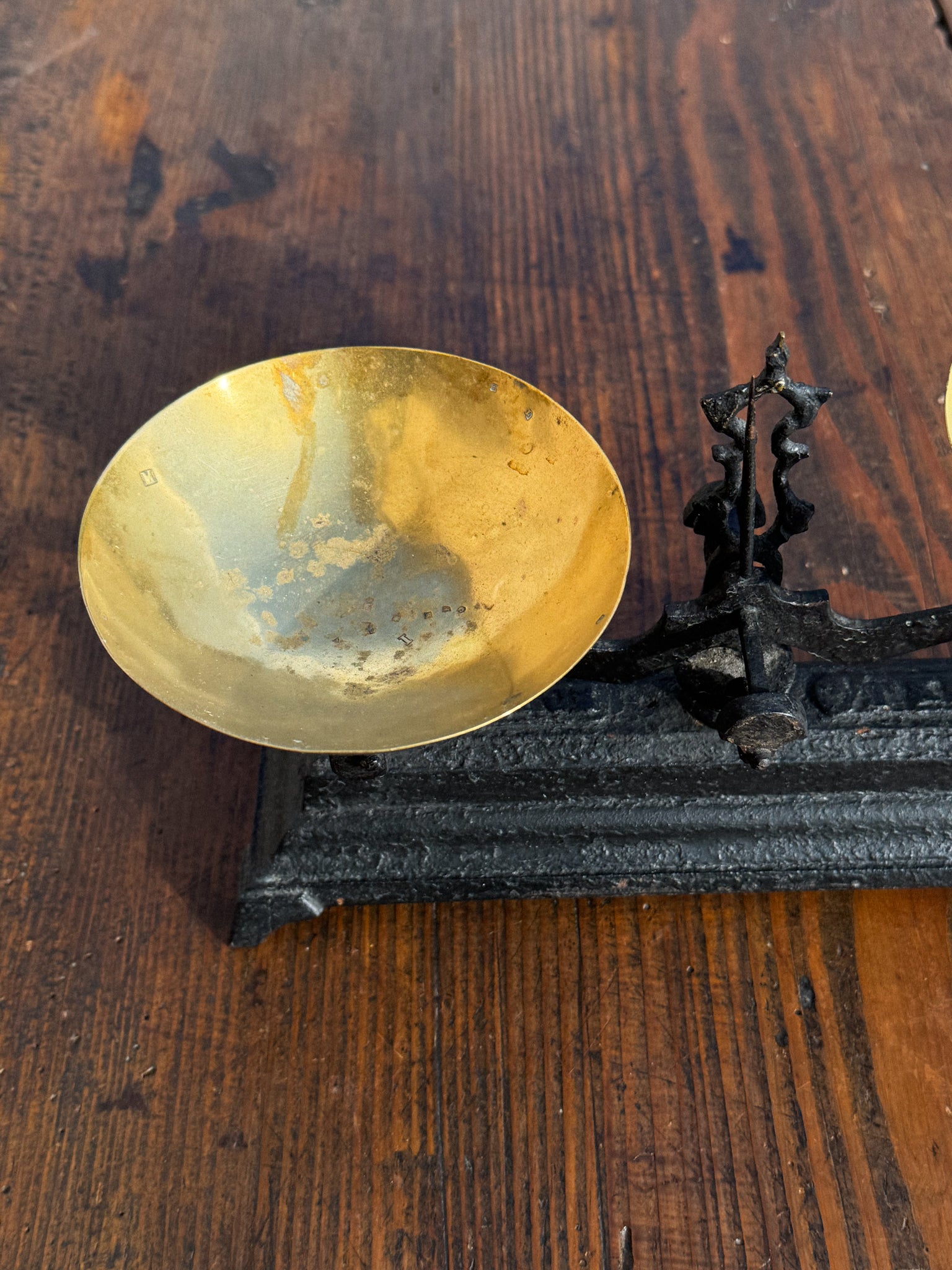 Litinová stolní váha s mosaznými miskami 19. století