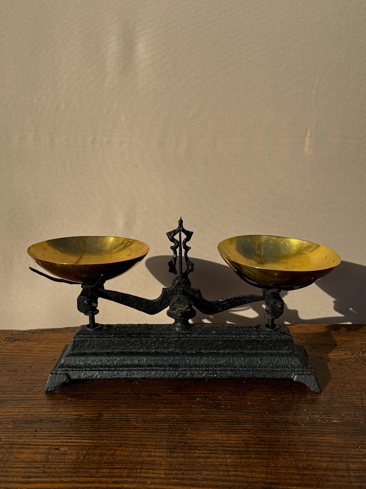 Litinová stolní váha s mosaznými miskami 19. století