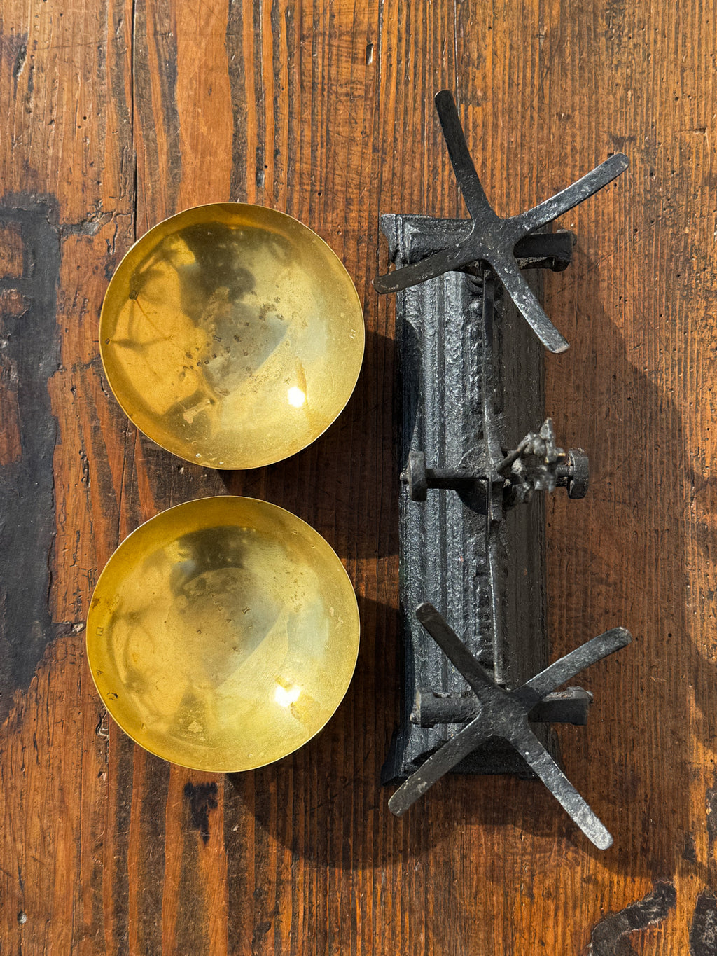 Litinová stolní váha s mosaznými miskami 19. století