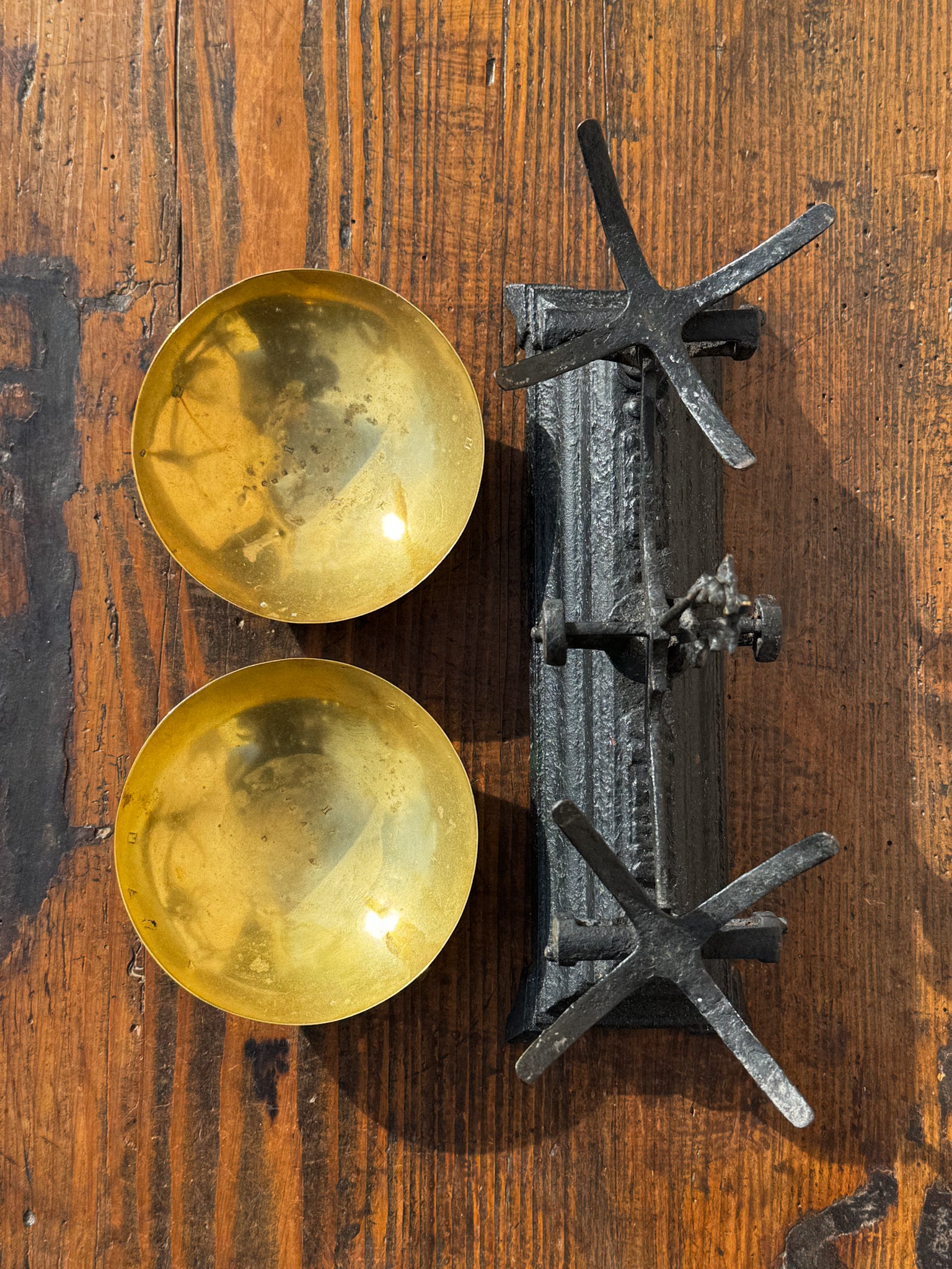 Litinová stolní váha s mosaznými miskami 19. století