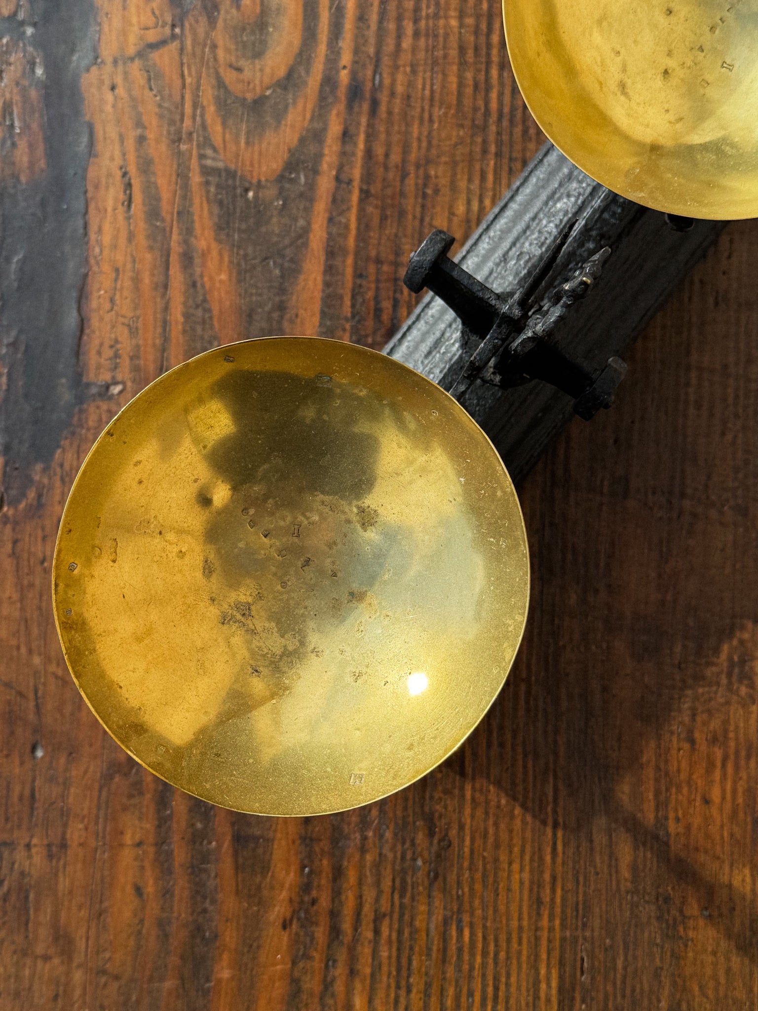 Litinová stolní váha s mosaznými miskami 19. století