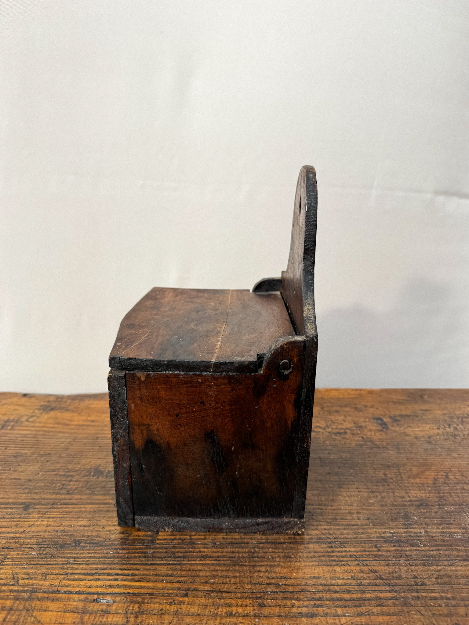 Dřevěná závěsná dóza s víkem 19. století