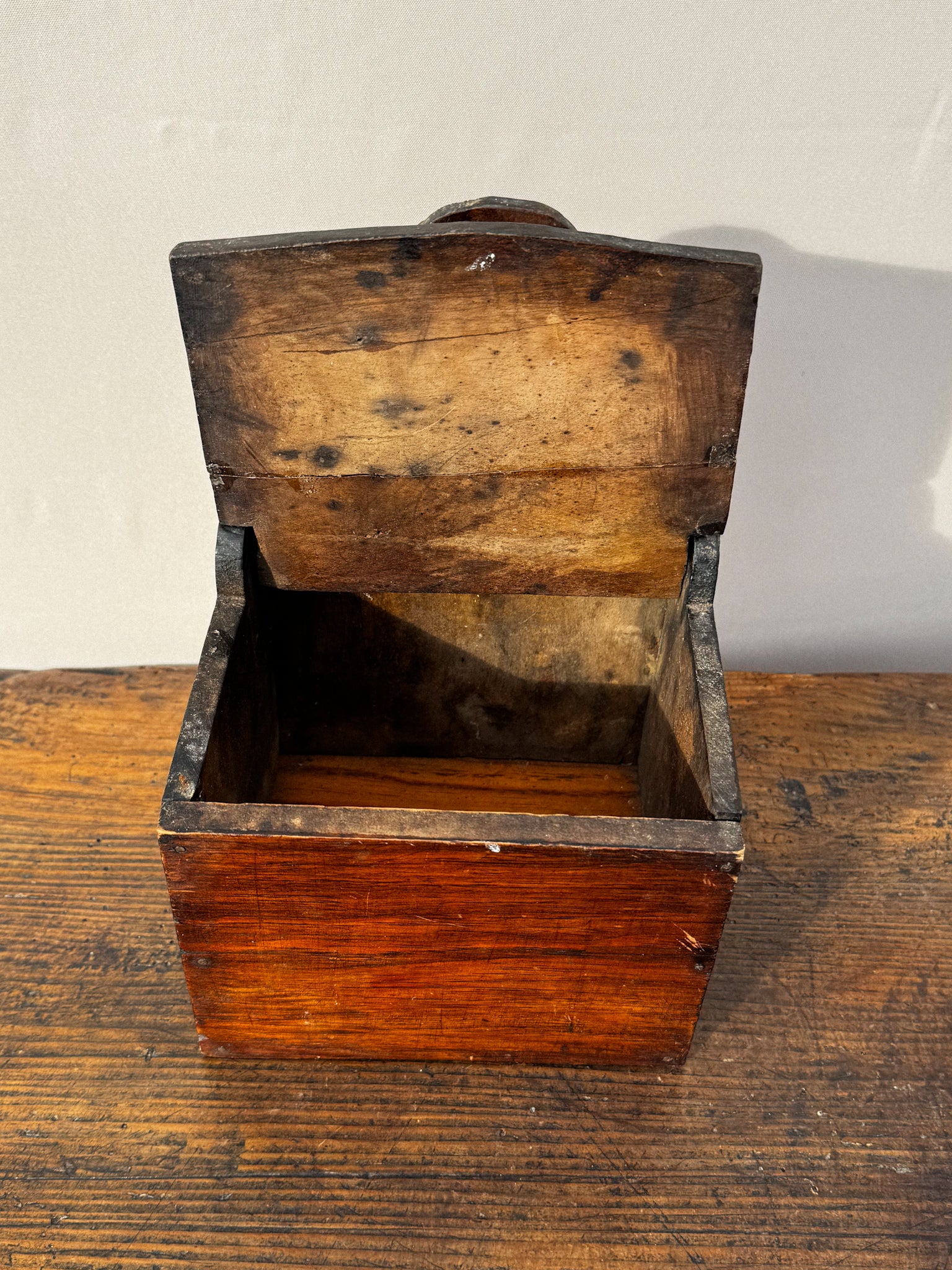 Dřevěná závěsná dóza s víkem 19. století