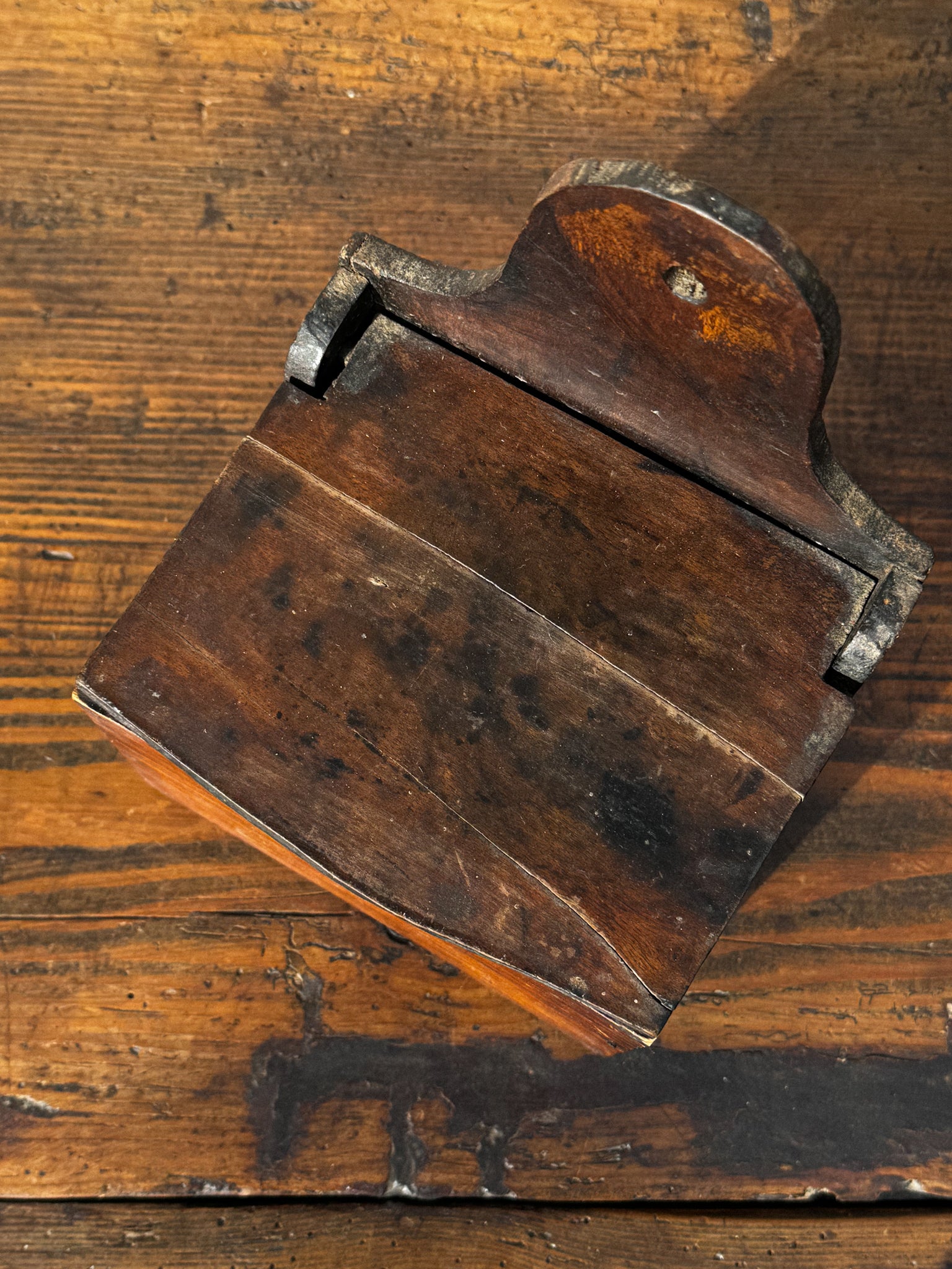 Dřevěná závěsná dóza s víkem 19. století