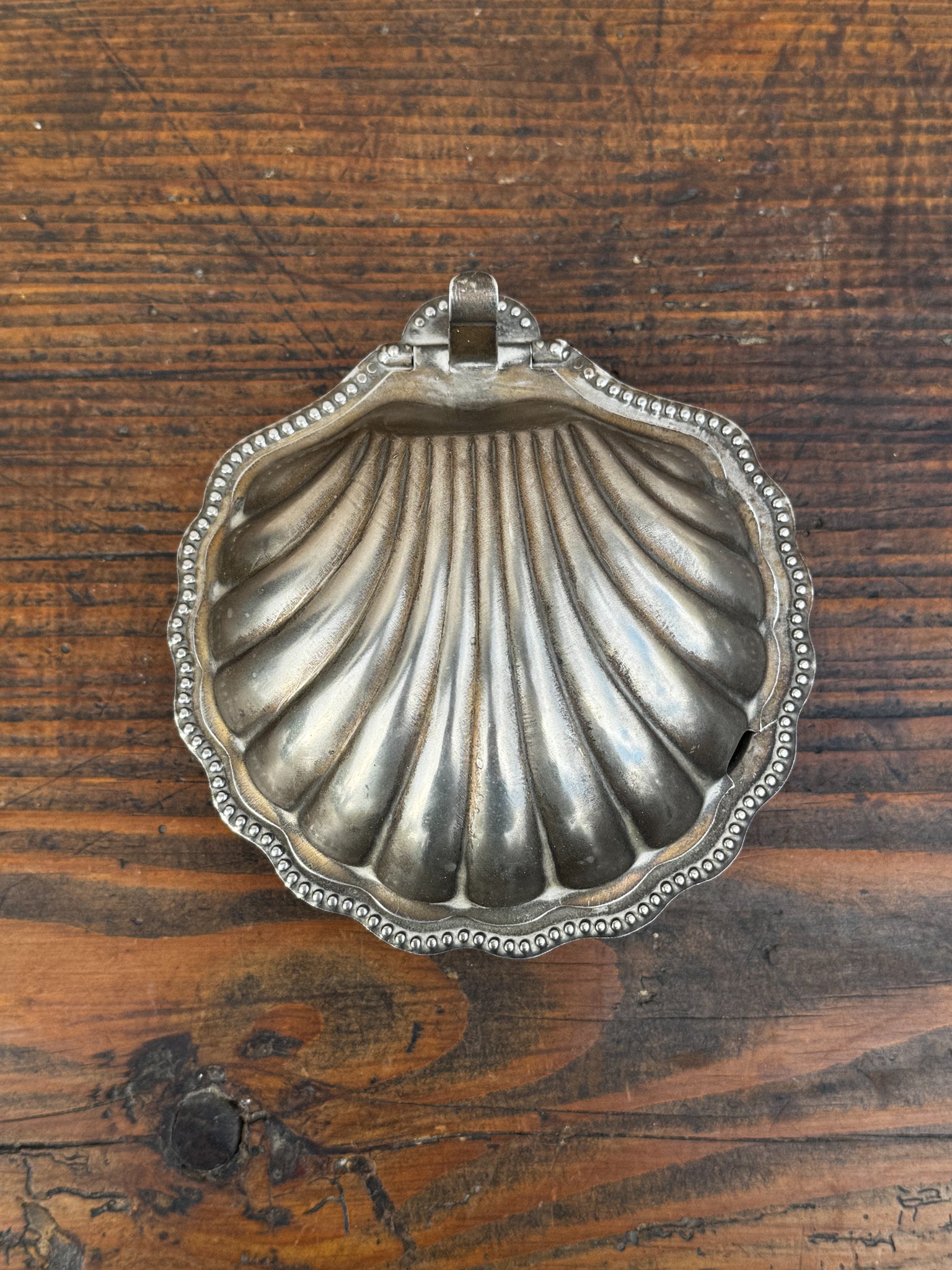 Vintage miska ve tvaru mušle s patinou